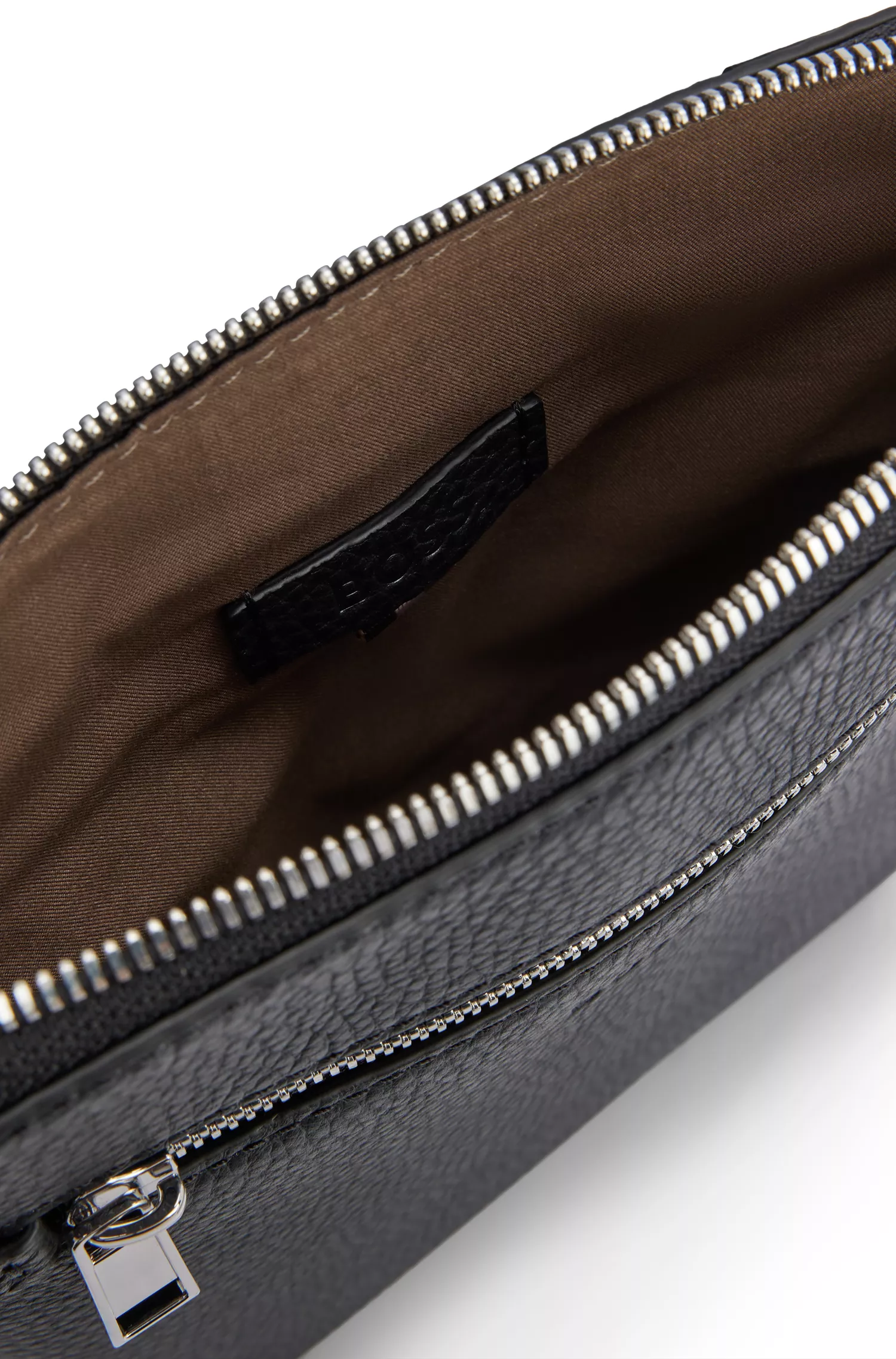 Bolsa BOSS Black-Envelope em couro italiano com logotipo em relevo.