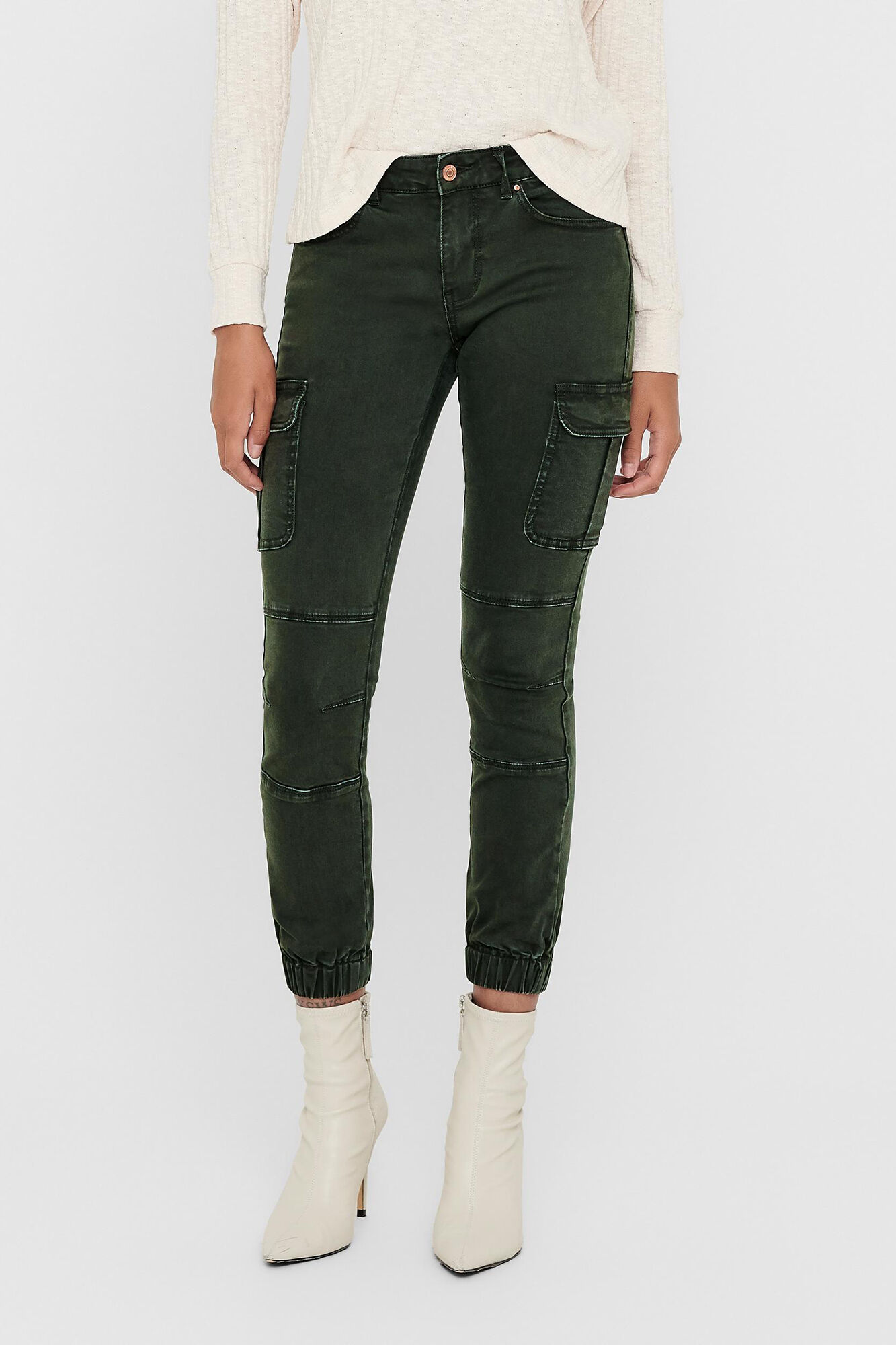 Calça jeans cargo skinny com bolsos laterais