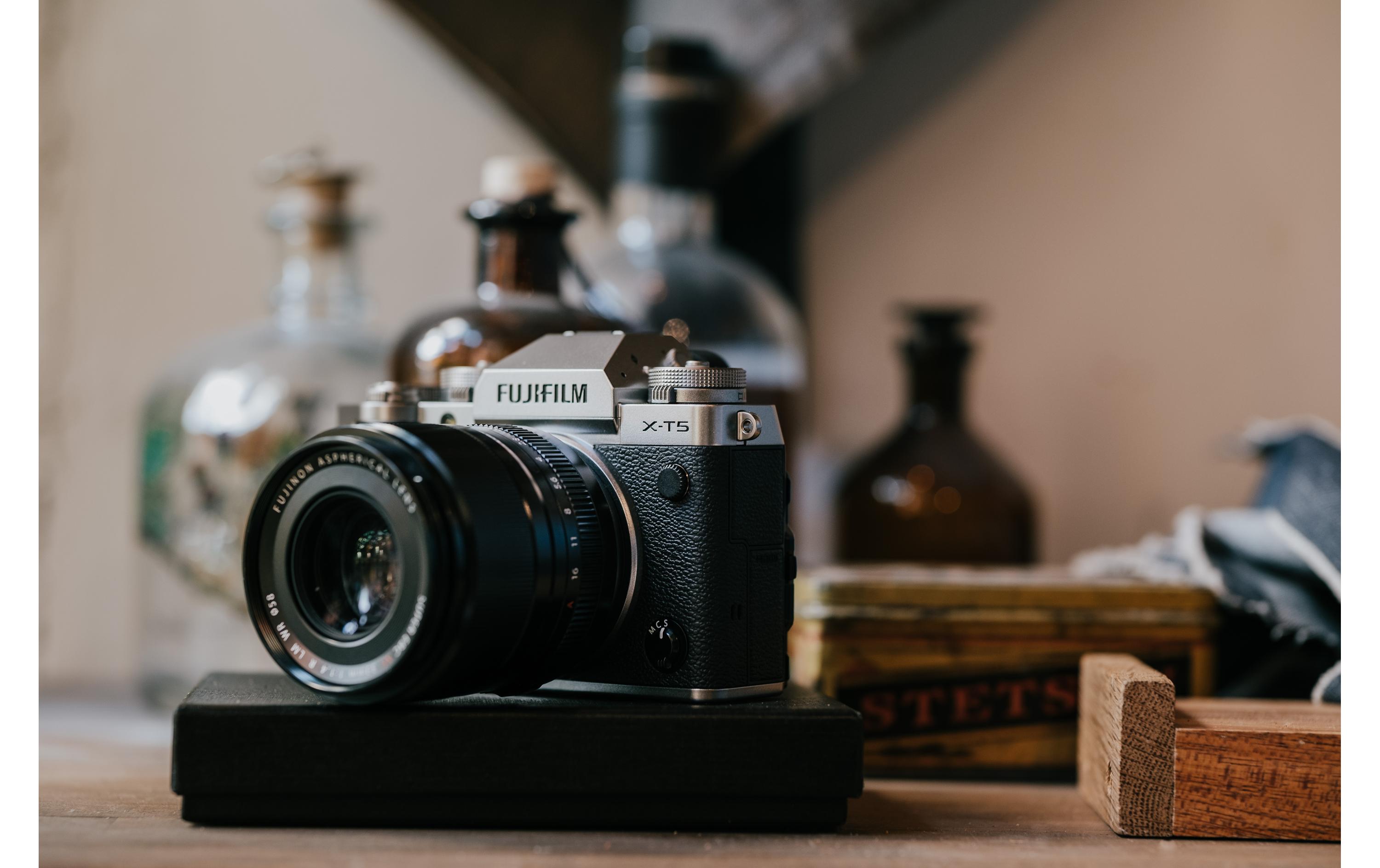 Fotokamera X-T5 Body Silber<br>Spiegellose Systemkamera mit 40.2 Megapixel-Sensor und integriertem Fünf-Achsen-Bildstabilisator