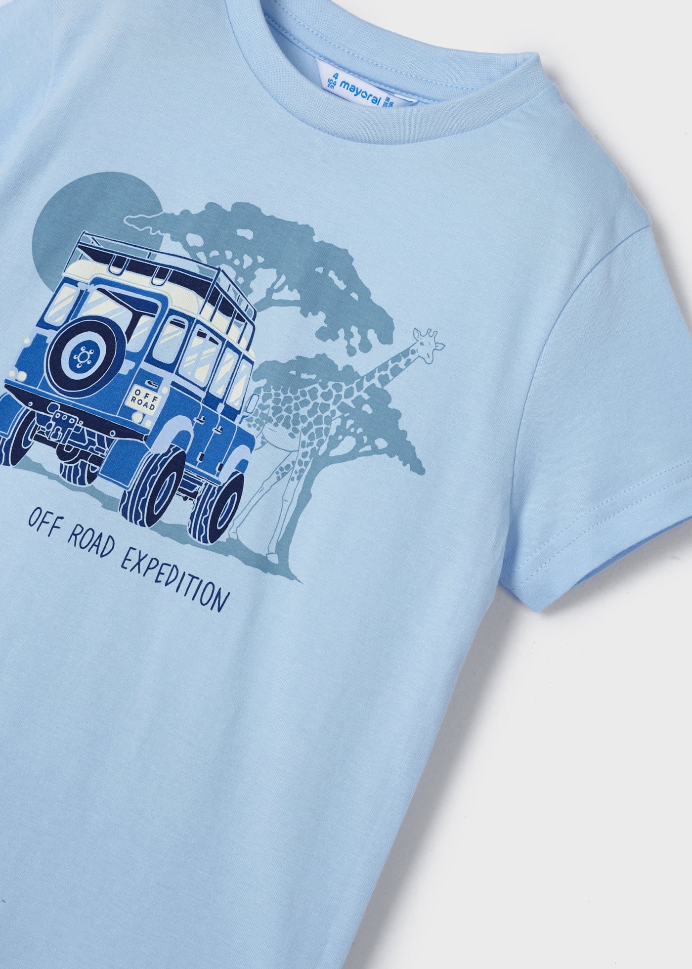 Camiseta infantil masculina em algodão sustentável com estampa.