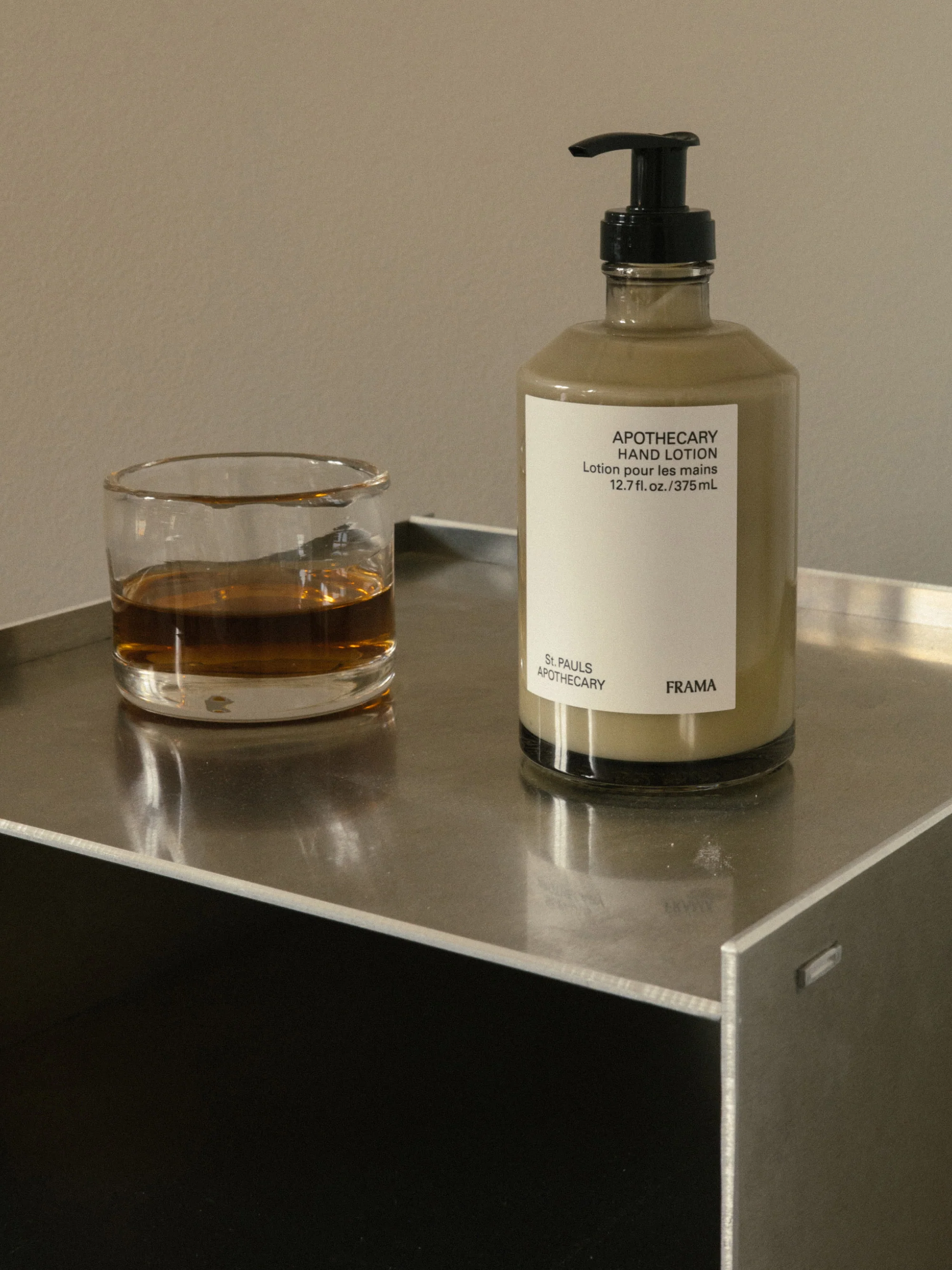 Handlotion Apothecary (sandelhout, cederhout & ylang ylang)