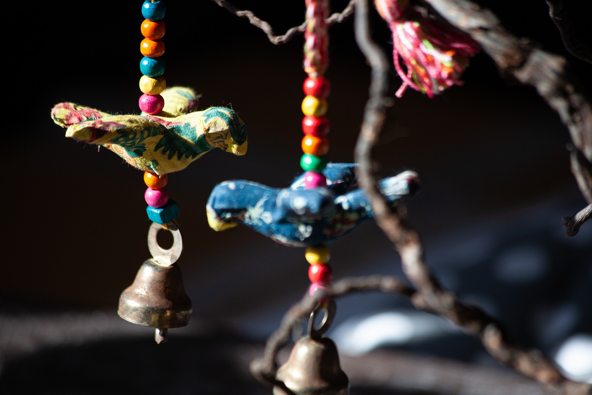 Anhänger 'Vogel' mit Glocke, verschiedene Farben, H 12 cm, B 7 cm von fischer's lagerhaus