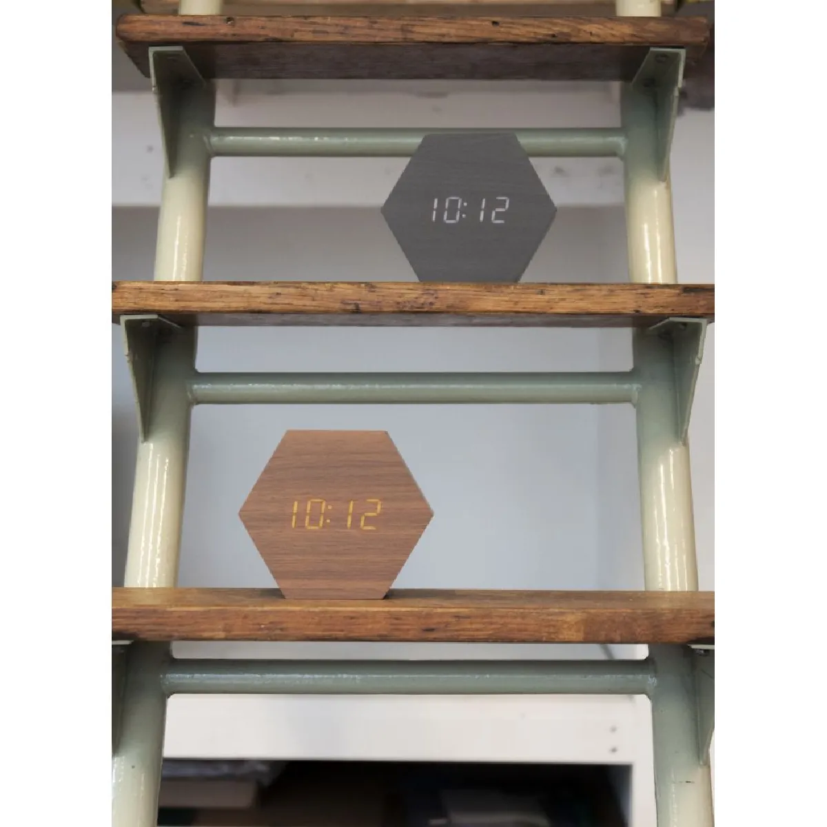Karlsson Réveil en Bois Hexagon - Bois Foncé