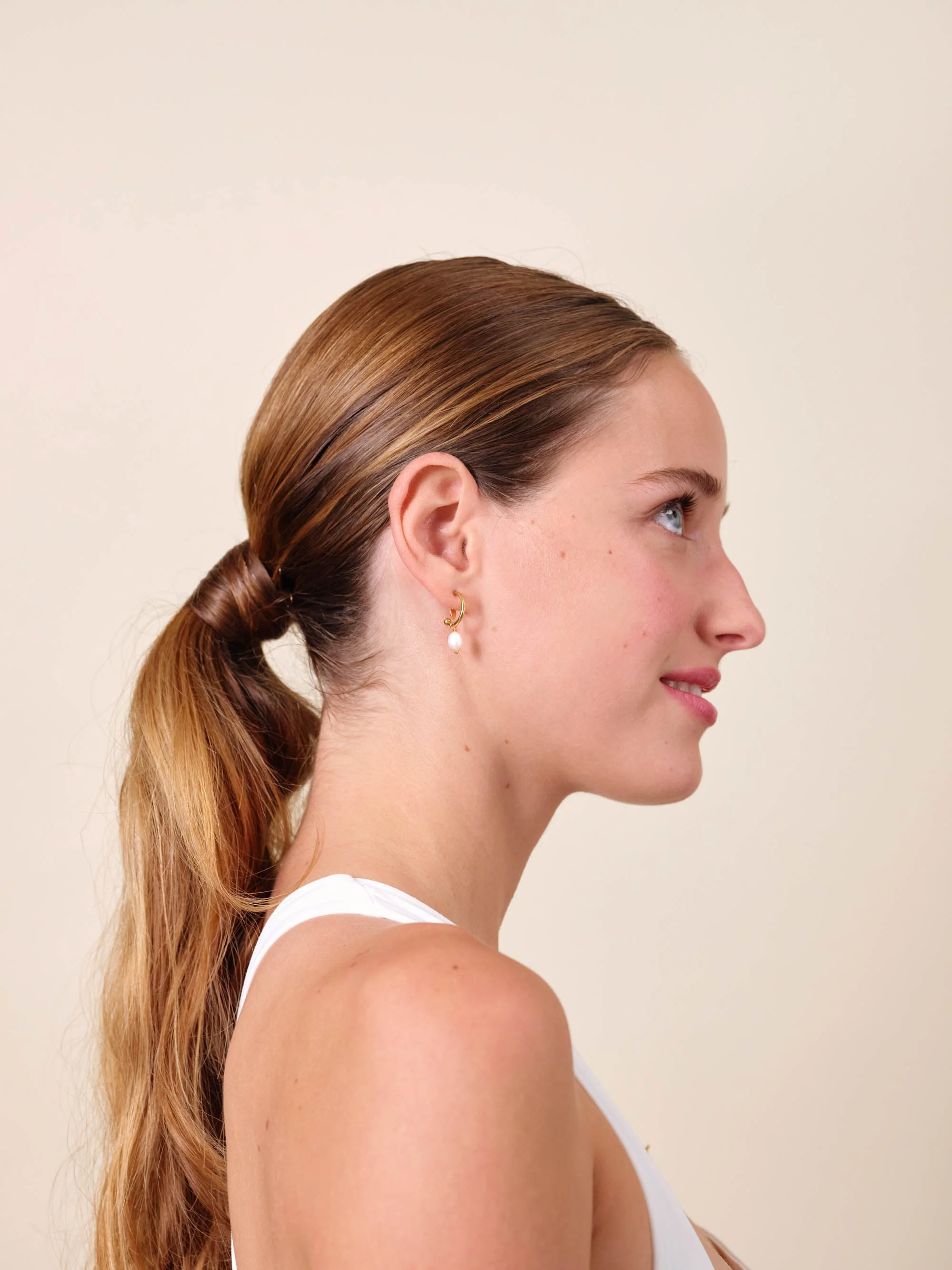 Boucles d'oreilles tiges asymétriques coquillage et perle nacrée | Multicolore