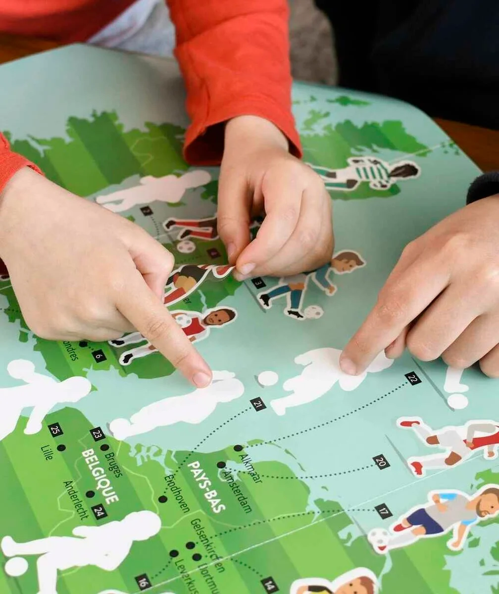 POPPIKPOSTER ÉDUCATIF AVEC 64 STICKERS UNIVERS FOOTBALL