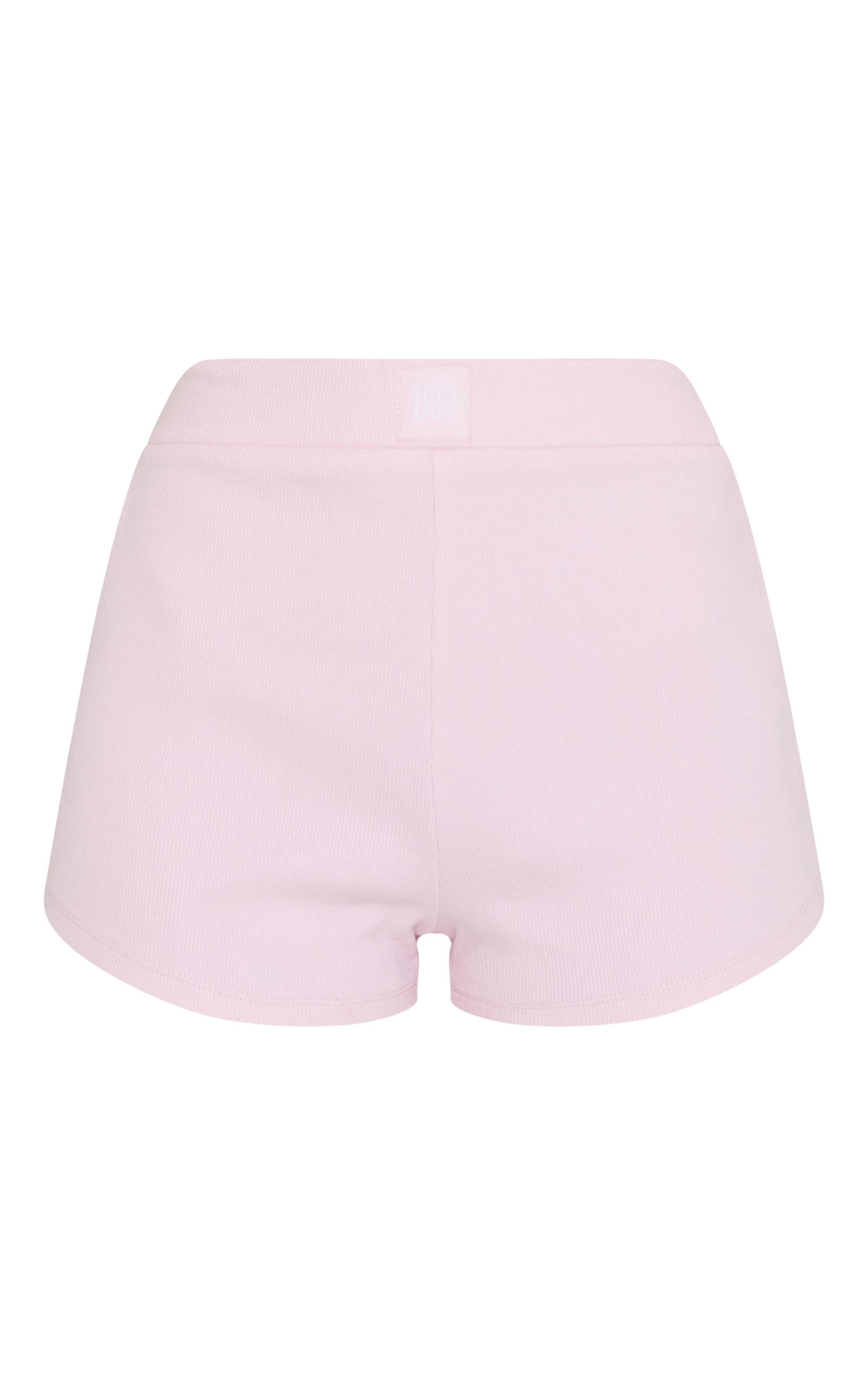 Rose Prettylittlething Short Boxer De Nuit En Satin Avec Emblème Tonal
