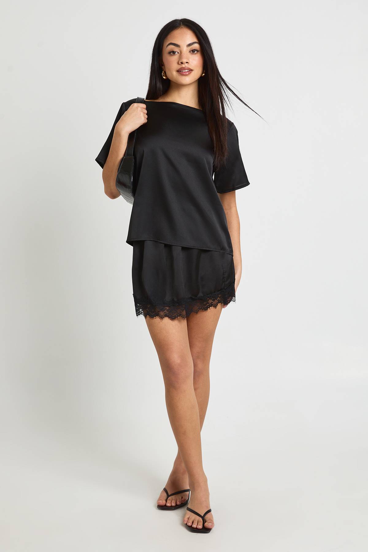boohoo Ensemble Coordonné T-shirt Satiné Oversize Et Mini-jupe En Dentelle