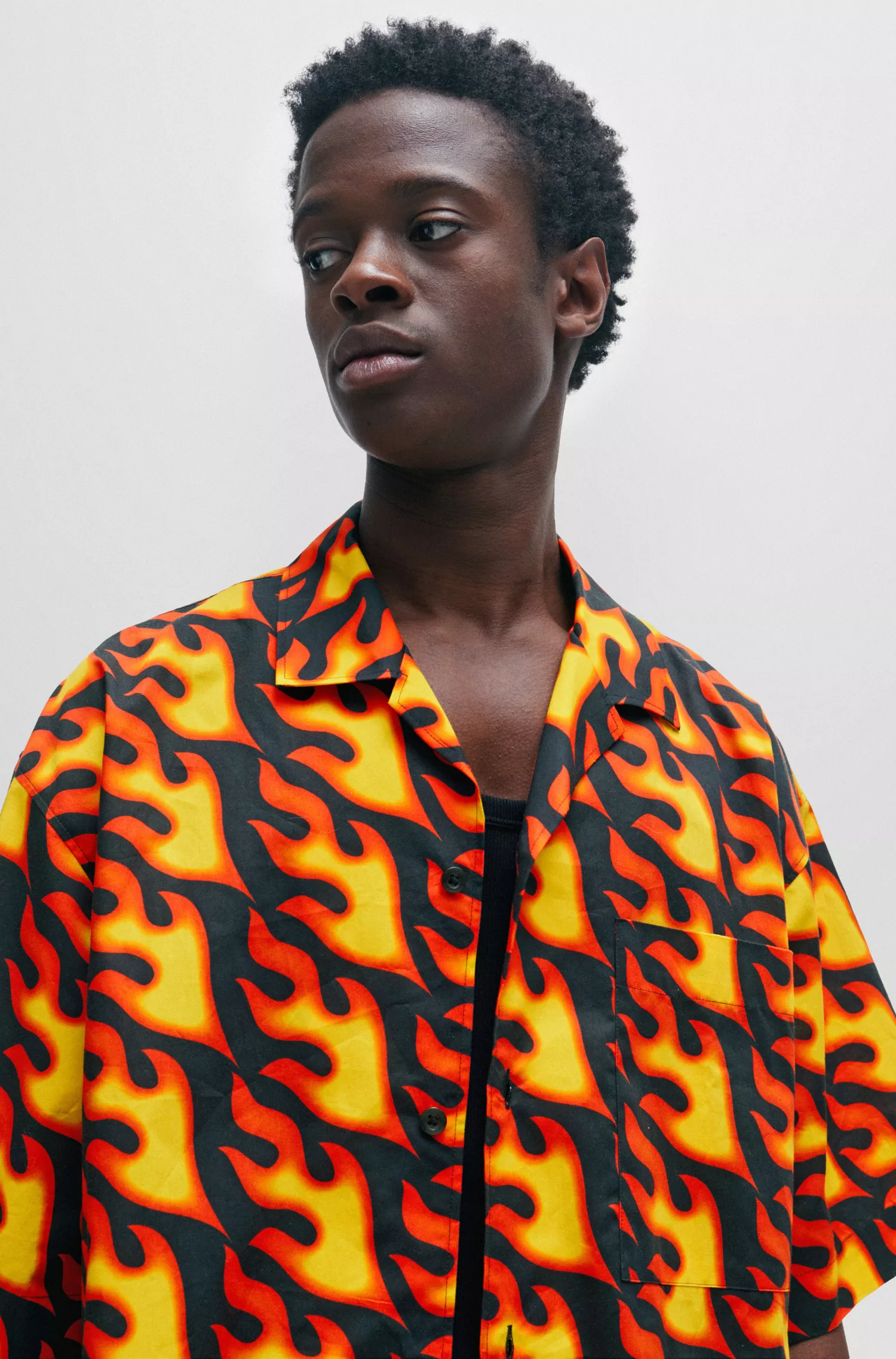 Camisa HUGO vermelha de manga curta com modelagem oversized e estampa da estação.