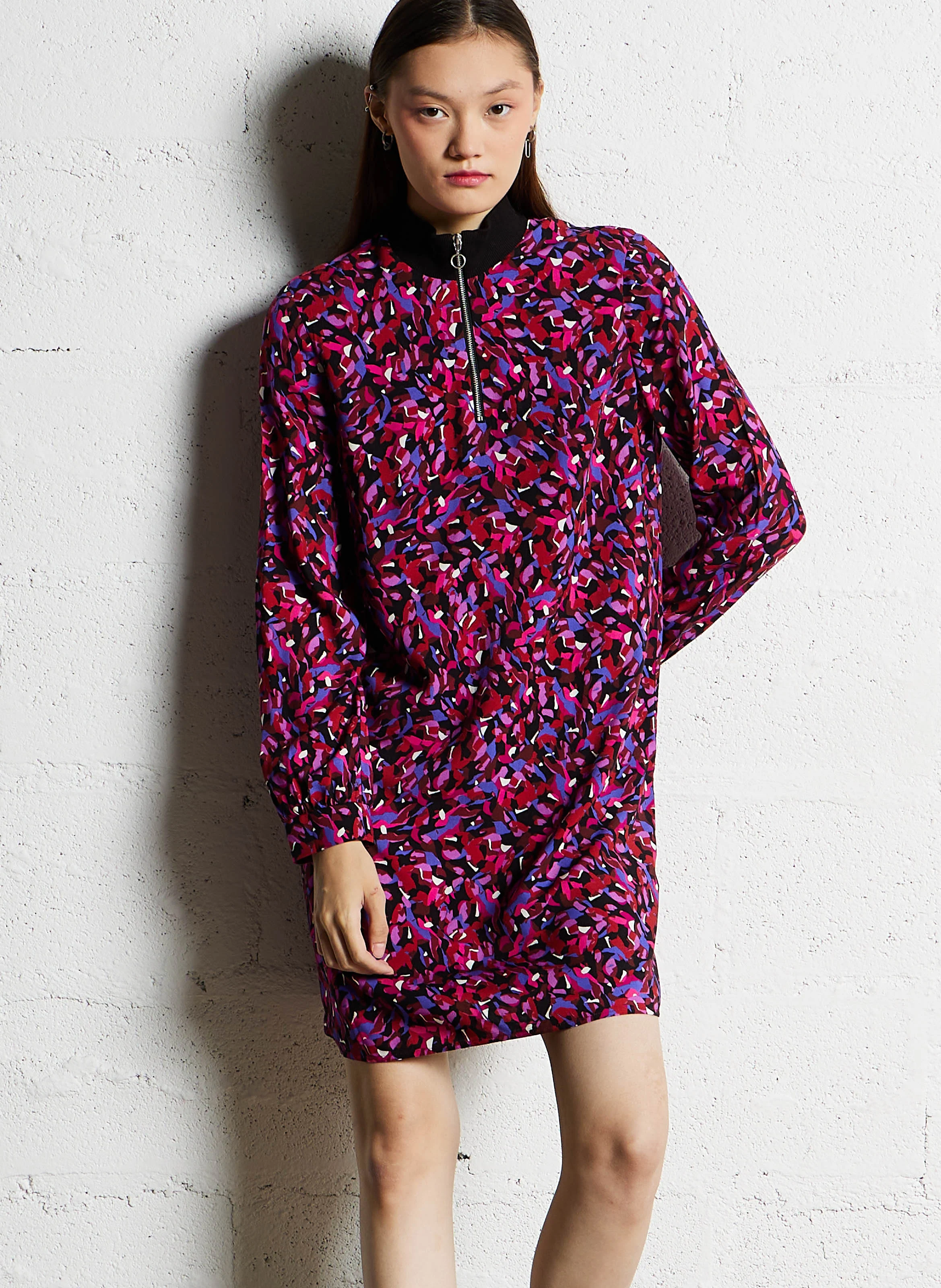 Robe courte col montant zippé à imprimé| Noir