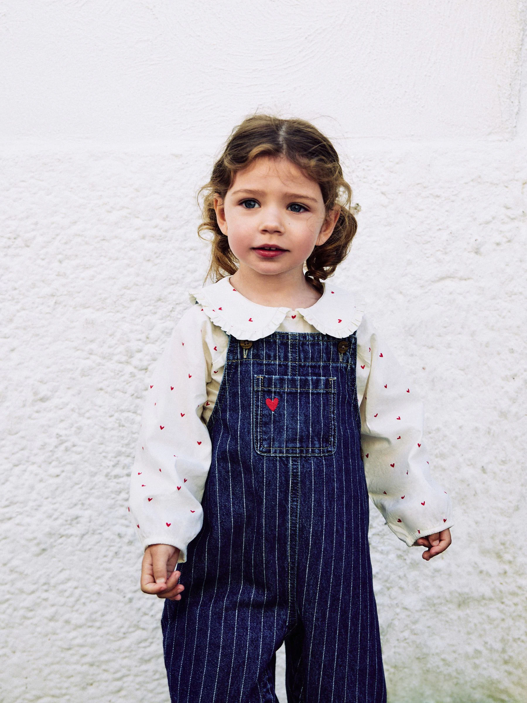 Donkerblauw denim - Set van bretelbroeken en blouse met hartjesprint (3mnd-7jr)