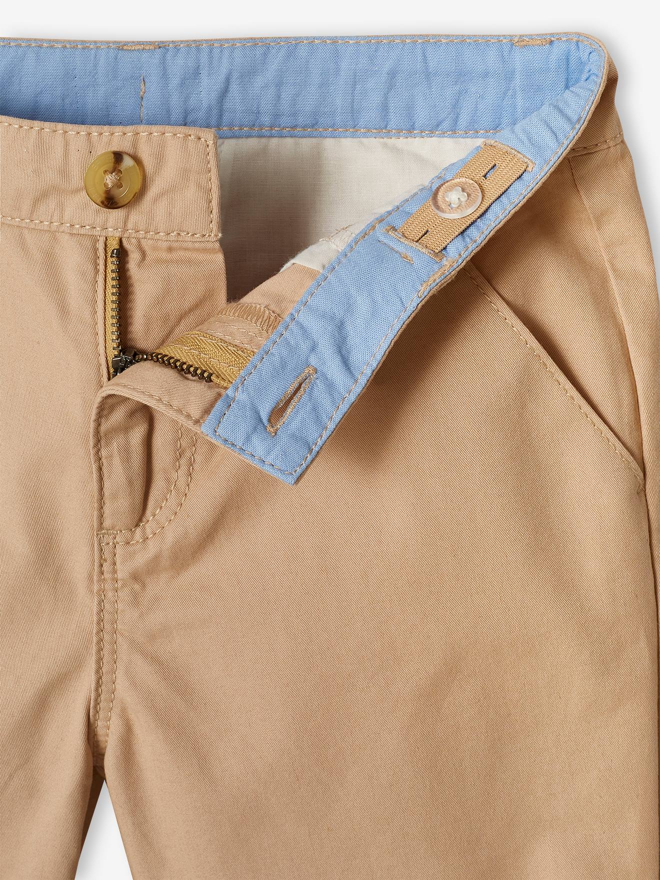 Look do menino: camisa polo de malha piqué e bermuda azul-marinho.