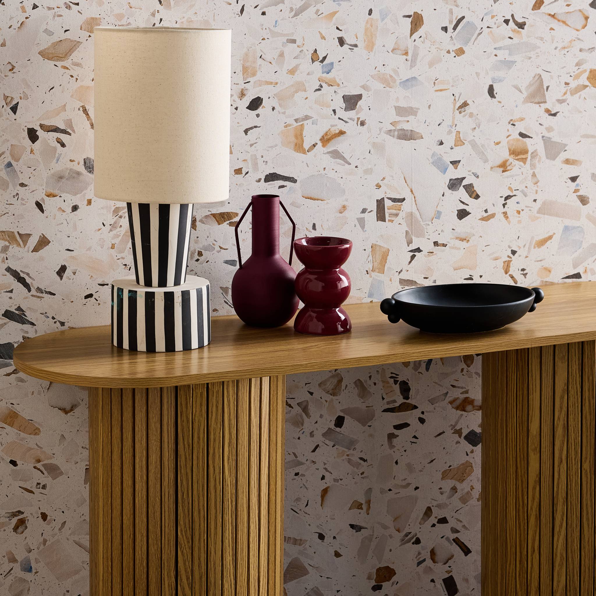 sweeek - Scandinavische ovale sidetable met groeven effect hout