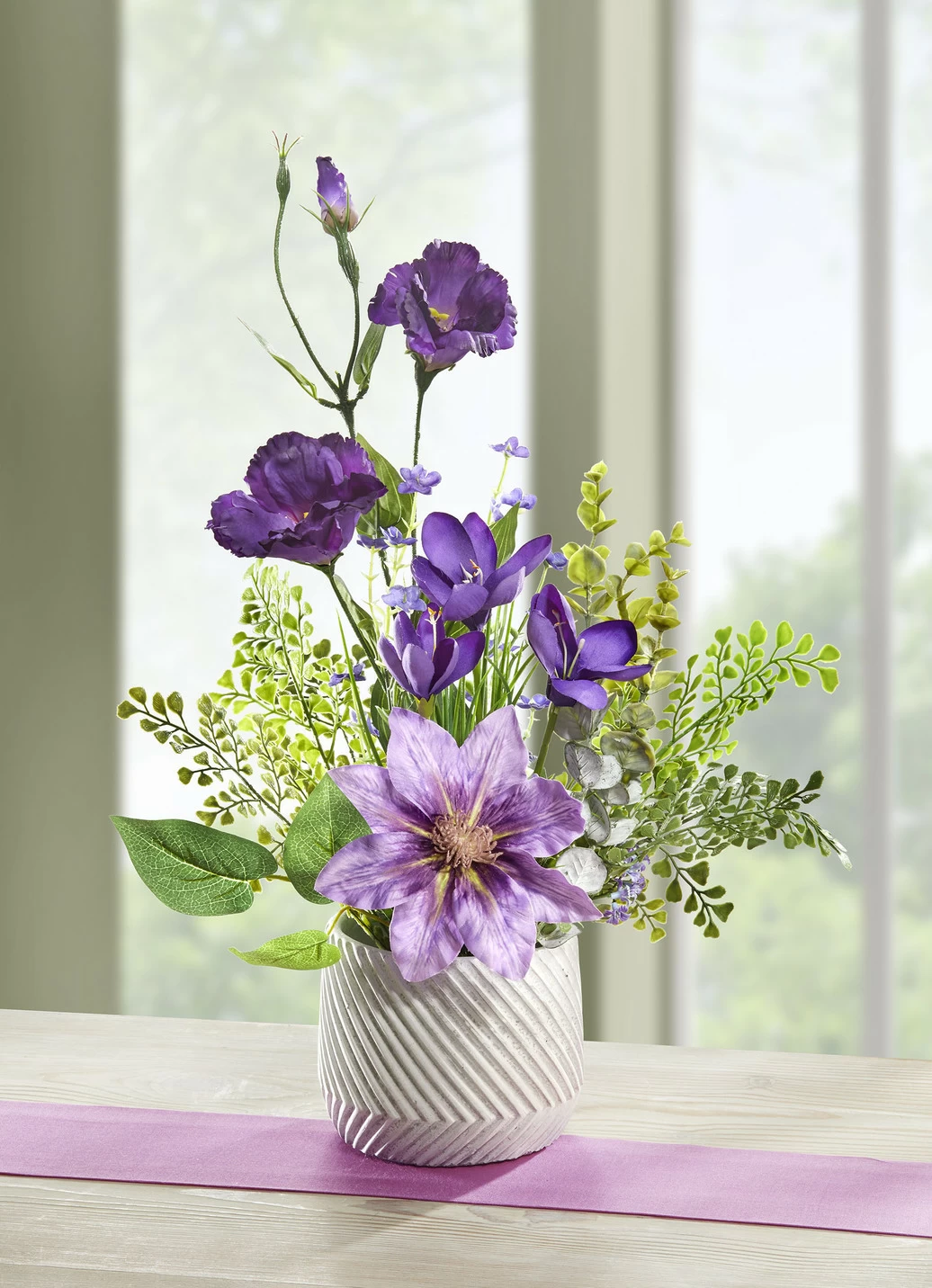 Lysianthus-/Clematis-Arrangement in weißem Keramiktopf