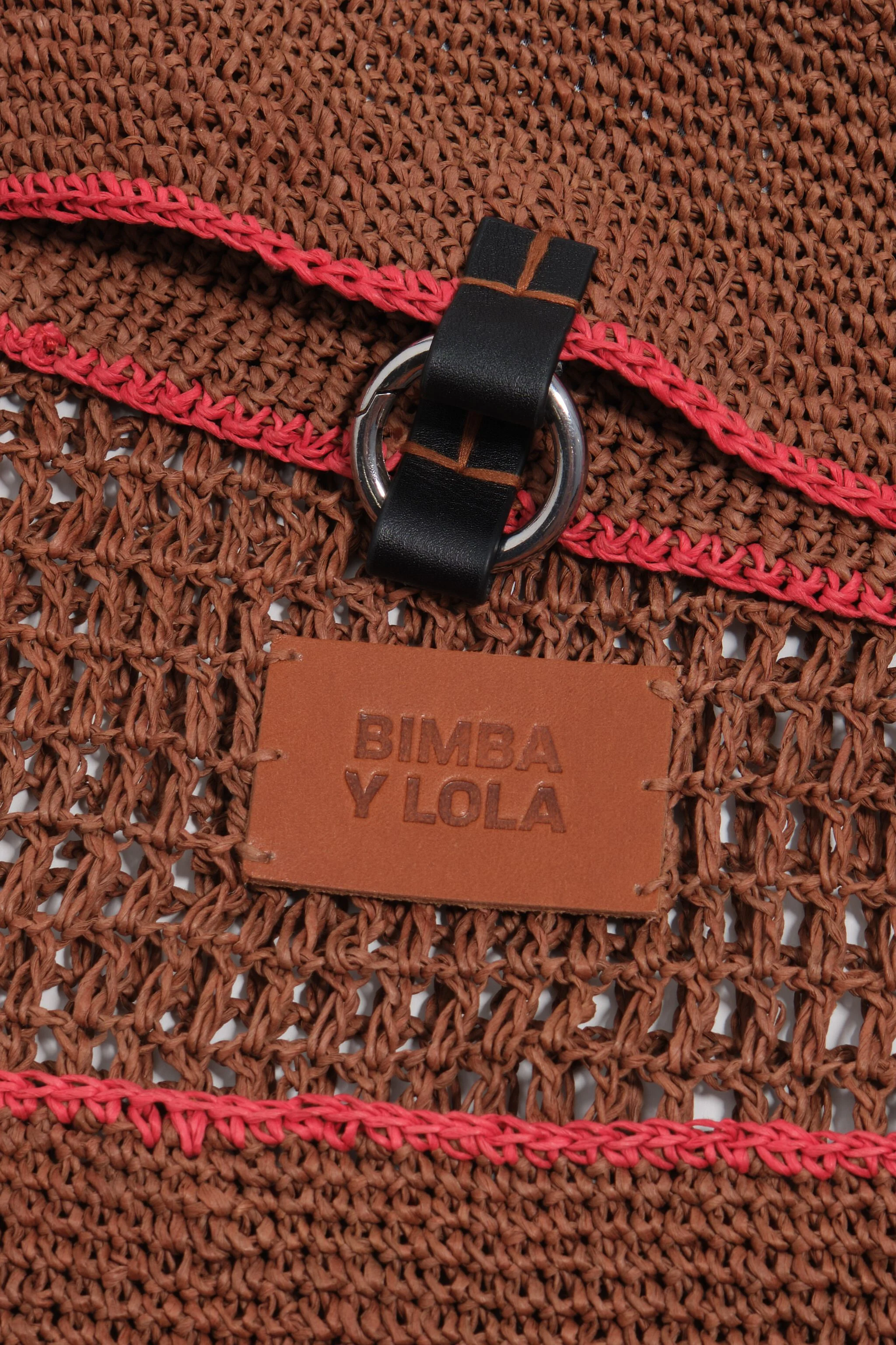 Bolsa de ombro média em tom carvalho com efeito ráfia