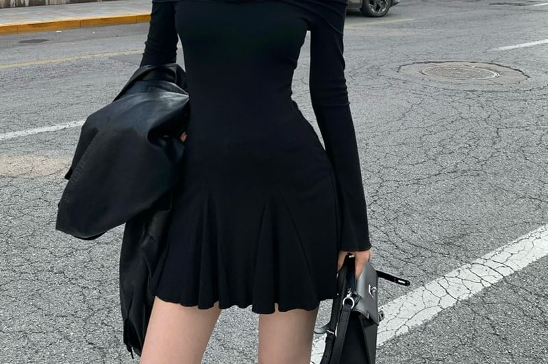 OUREA - Lange mouw off-shoulder effen mini A-lijn jurk