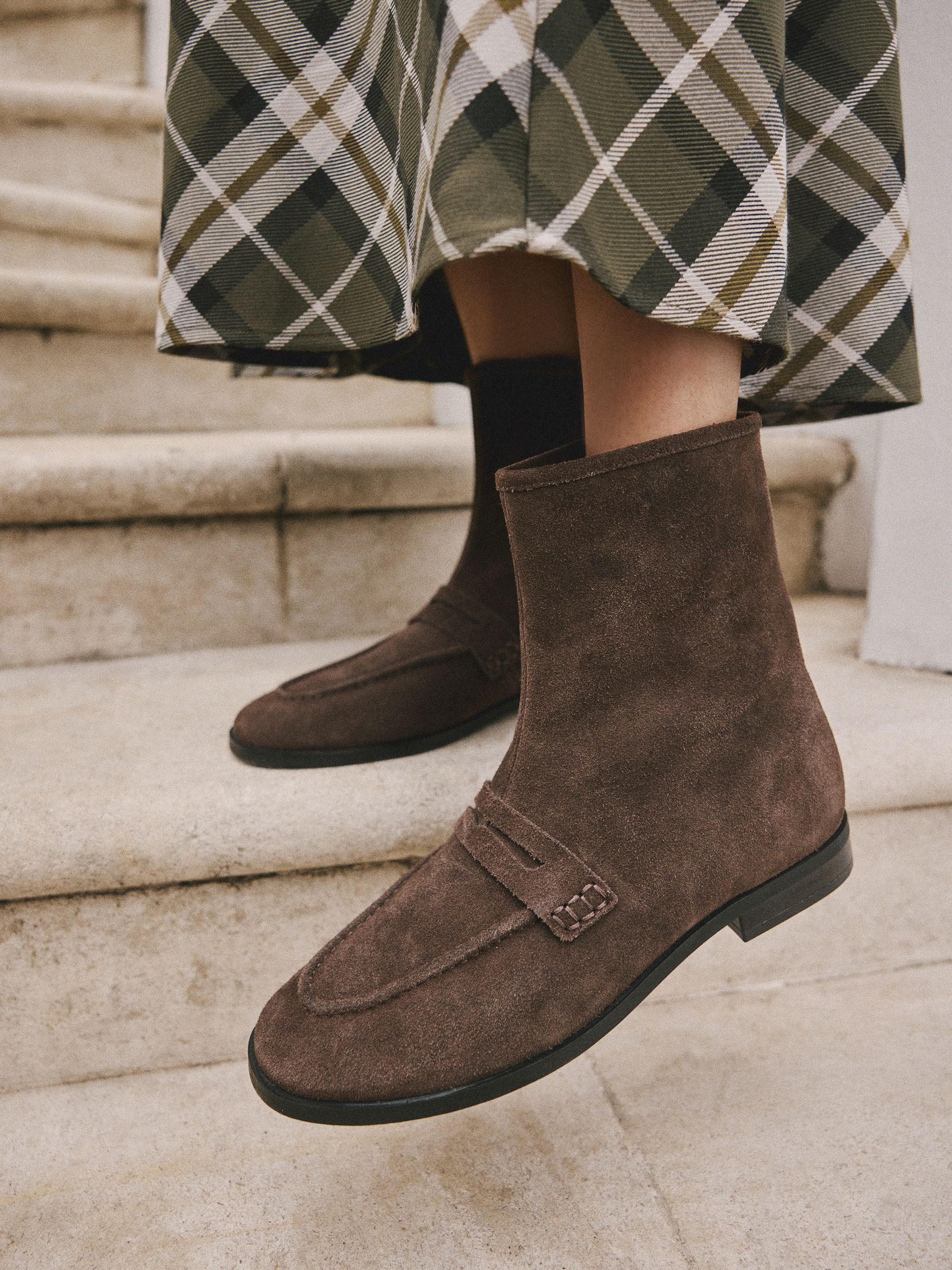 Chocoladebruin suède - Forever Comfort® enkellaarsjes in loaferstijl