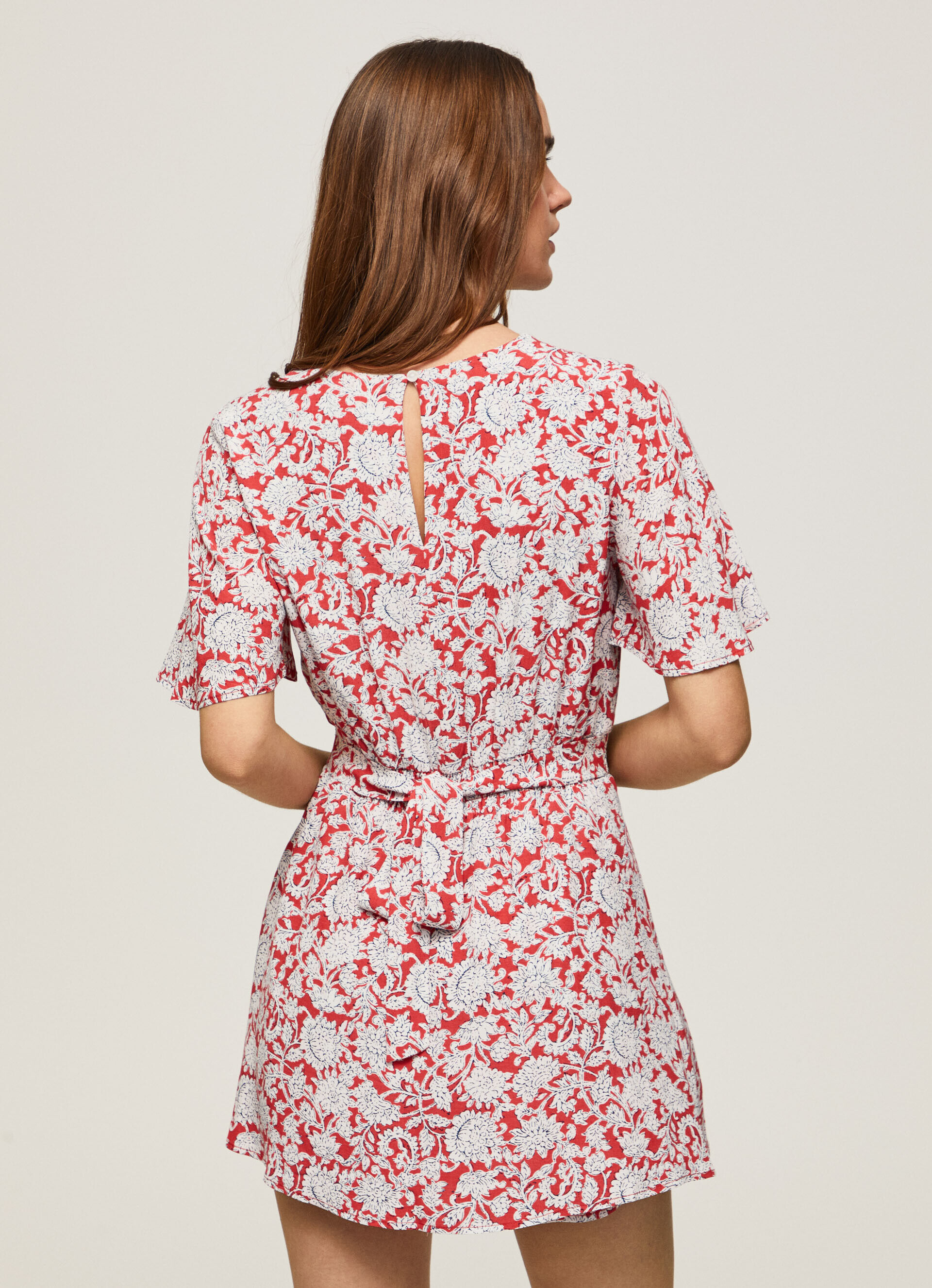 Macacão curto com estampa floral - Multicolorido