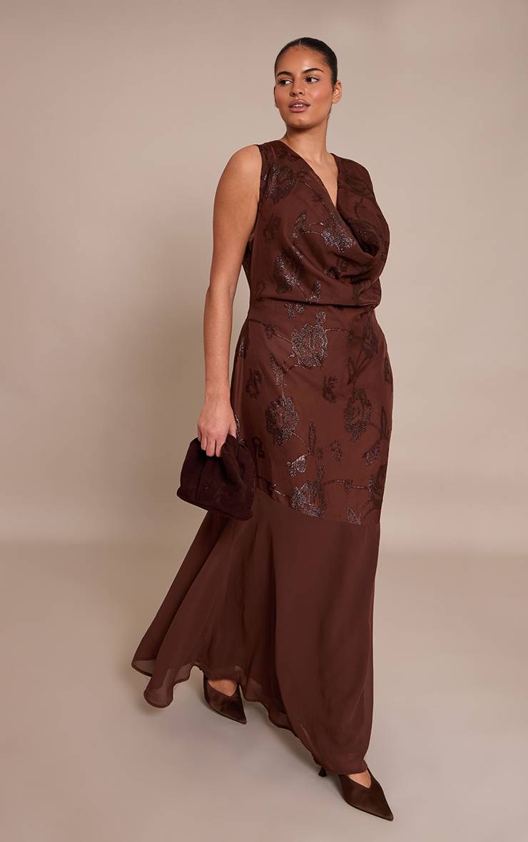 Chocolat Robe Longue Grande Taille À Col Bénitier Et Appliqués Floraux