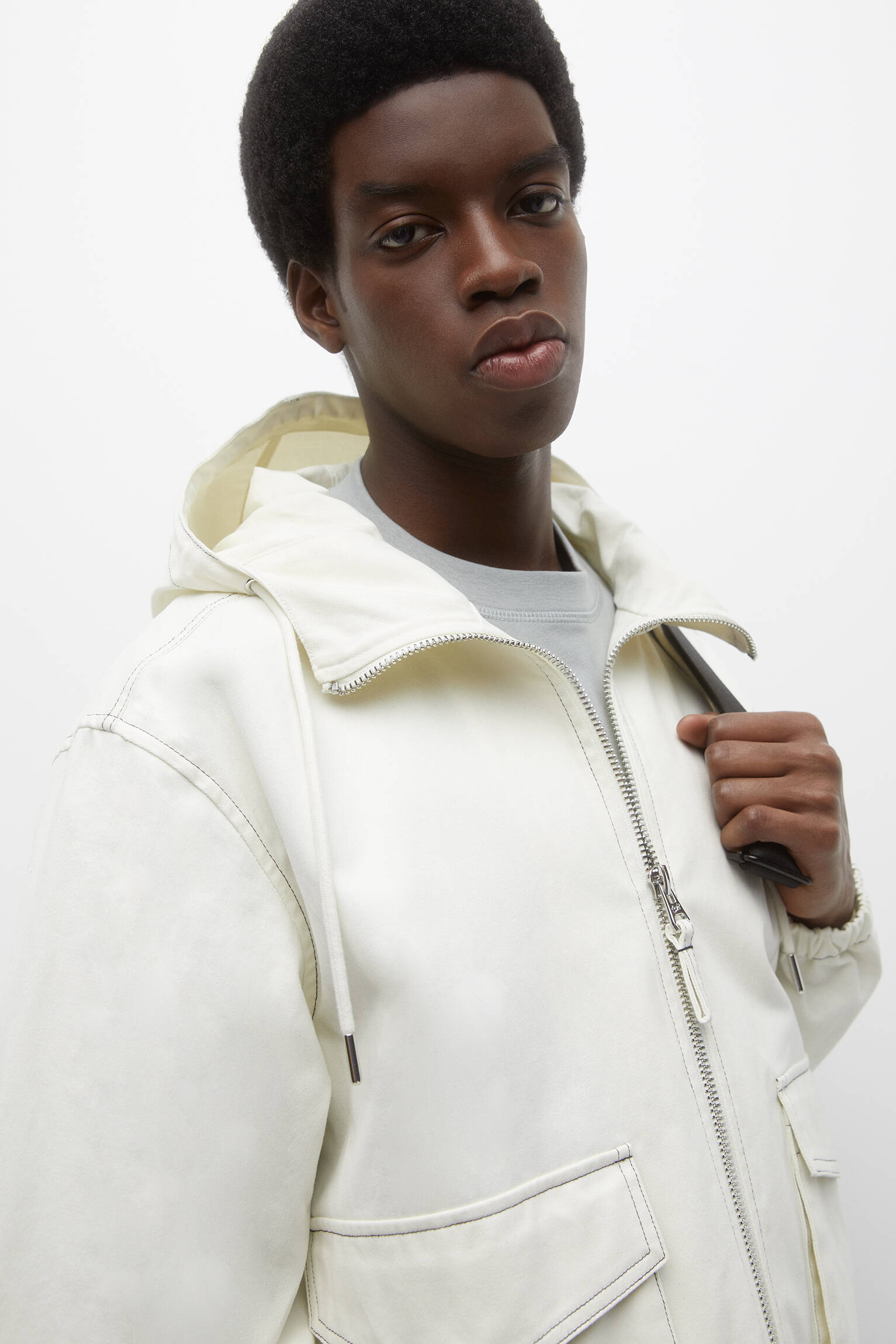 JAQUETA LEVE COM CAPUZ - BRANCA OFF-WHITE
