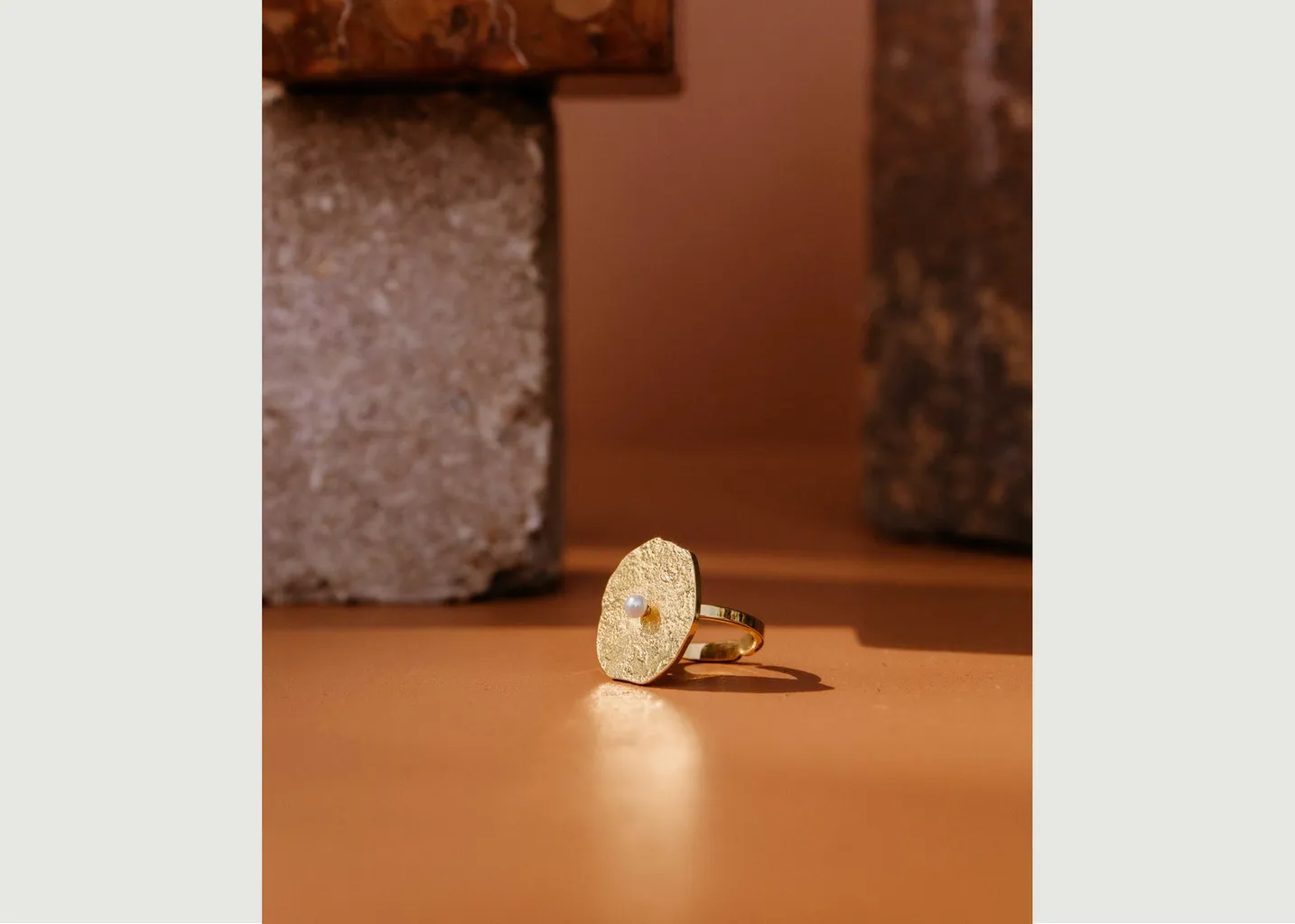 Bague avec médaille martelée et perle Rosa Gisel B.