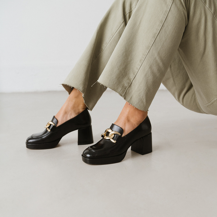 Mocassins à plateformes et mors dorés  en cuir noir
