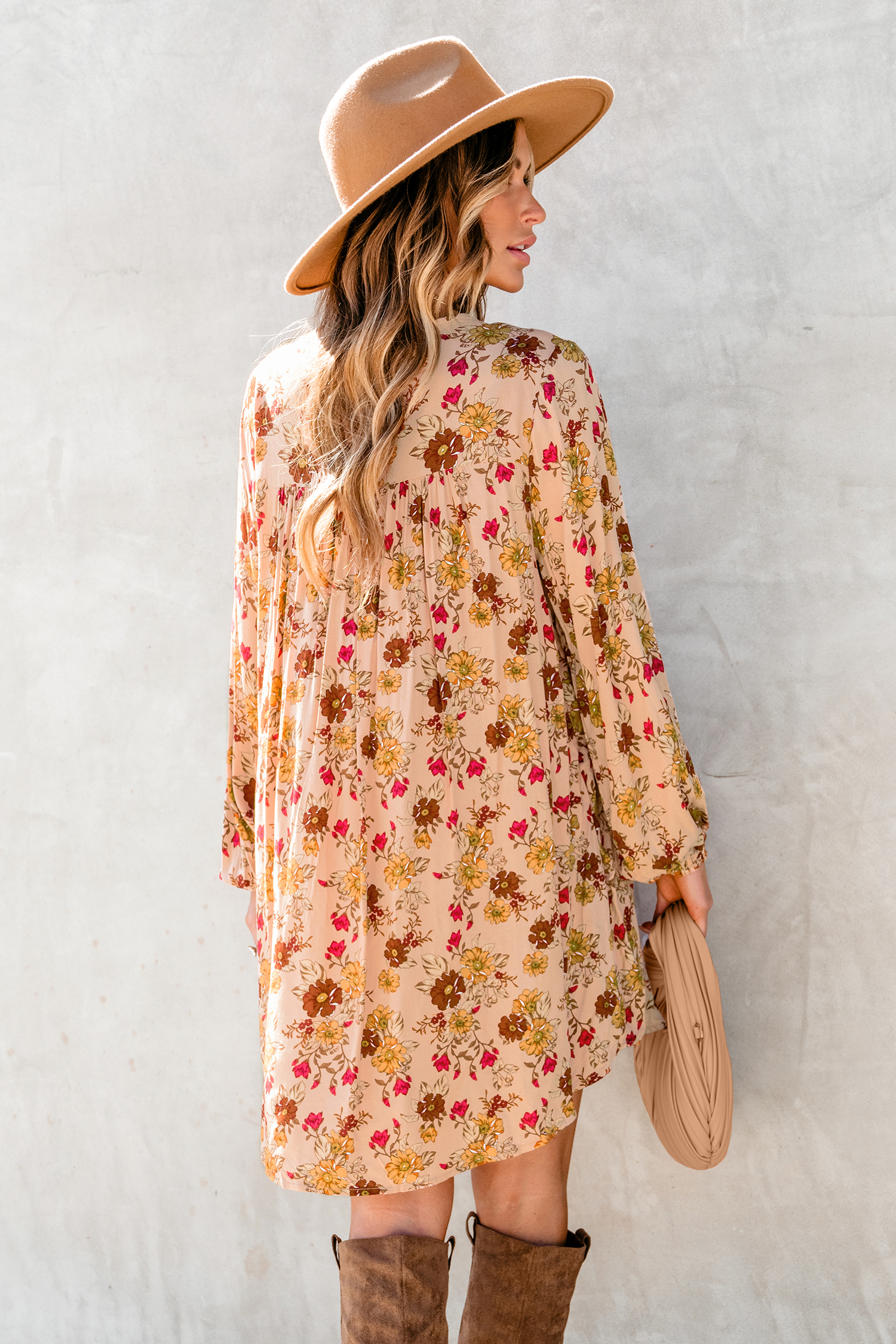 Robe fluide à imprimé floral et bordures en dentelle