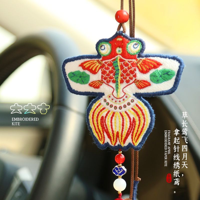 Embroidery Kingdom - DIY borduurpakket met dierenvlieger-amulet