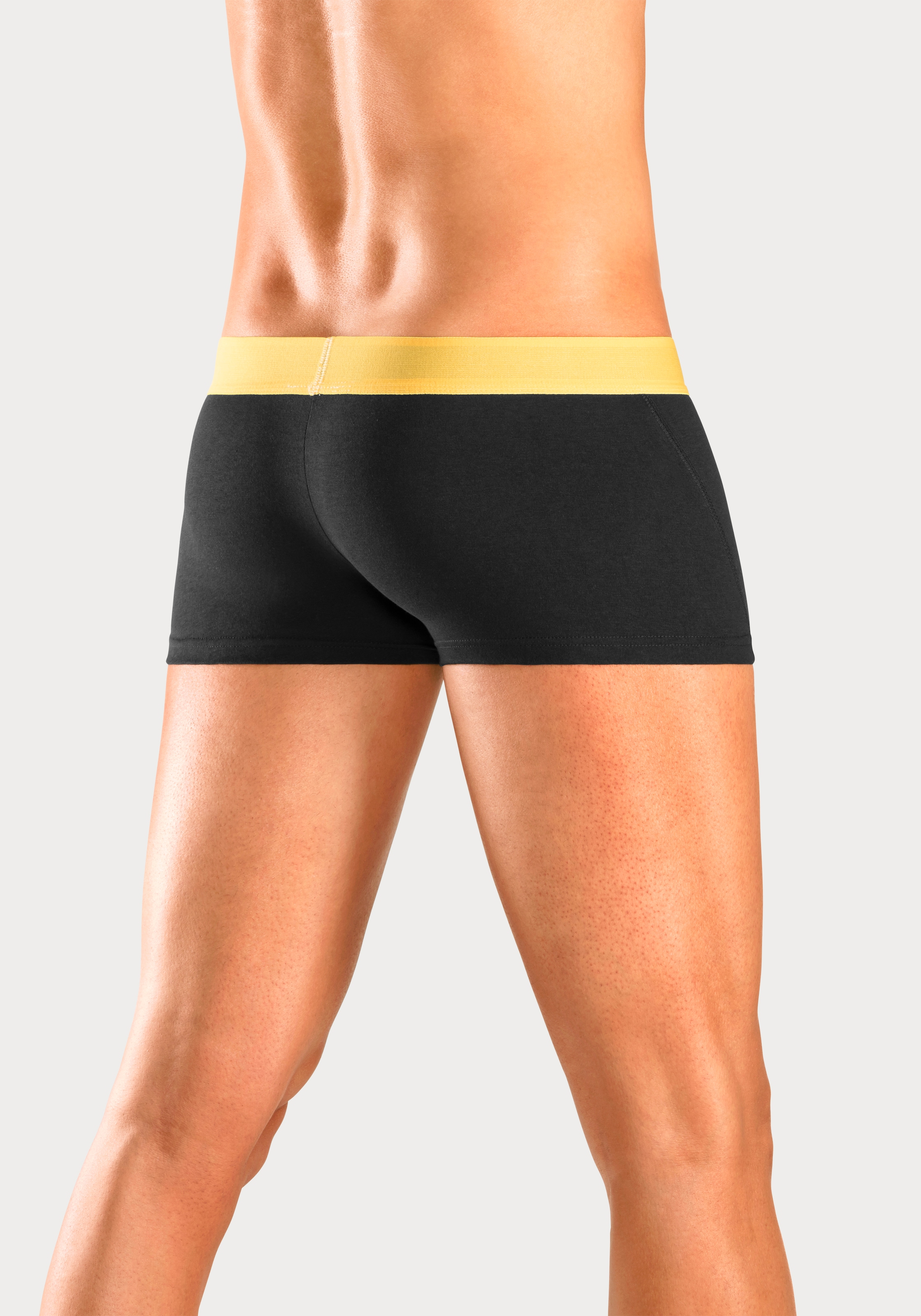 Bruno Banani Hipster, 4 Stk. knapp sitzende Boxershorts mit Logo Webbund aus Baumwollmischung
