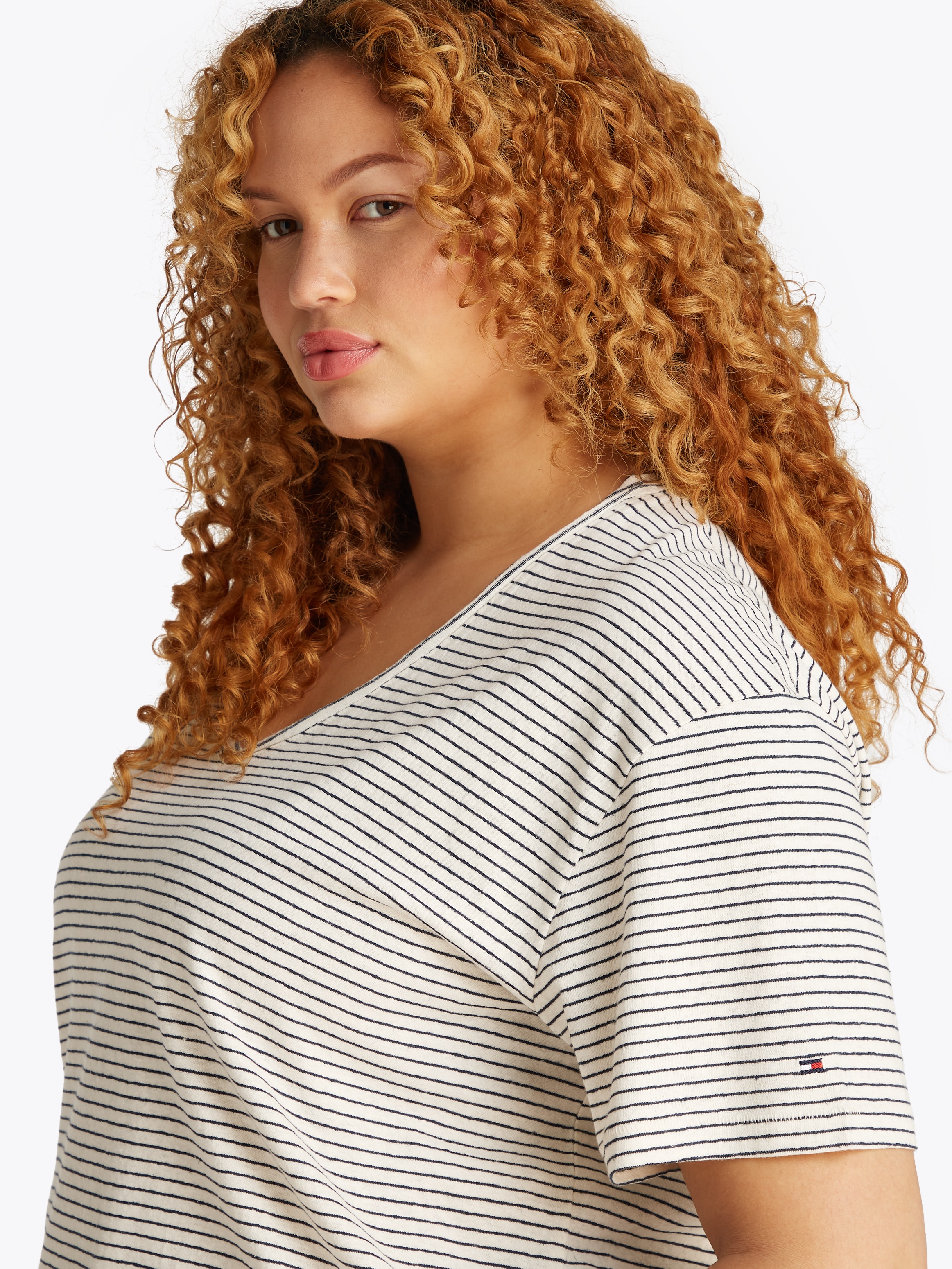 Tommy Hilfiger Curve V-Shirt »CRV MODERN CO LINEN V-NK SS«, in Grossen Grössen