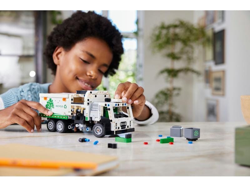 LEGO® Technic Mack LR Electric Müllwagen 42167 Bau- und Spielset mit realistischen Details