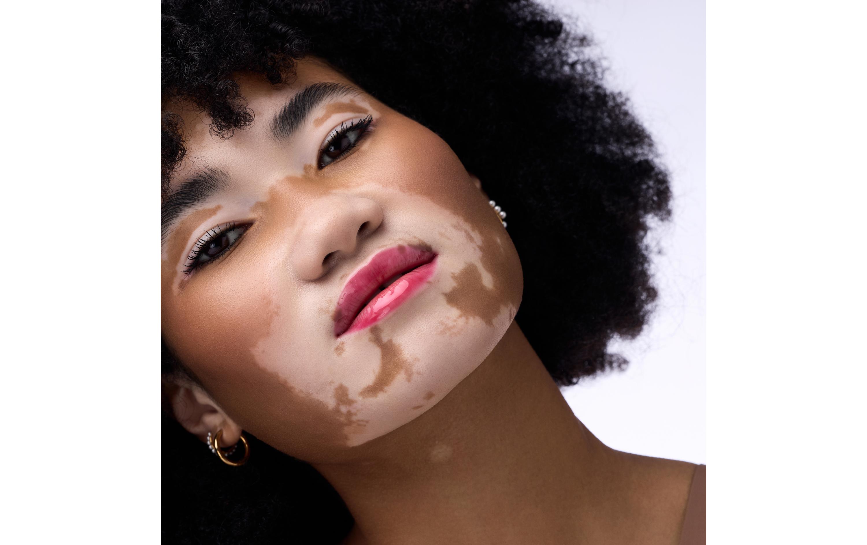Lip Gloss Butter Drippin' Glossy 050 Cherry DeliciousFeuchtigkeitsspendender, glänzender Lippenbalsam in zartem Rosa