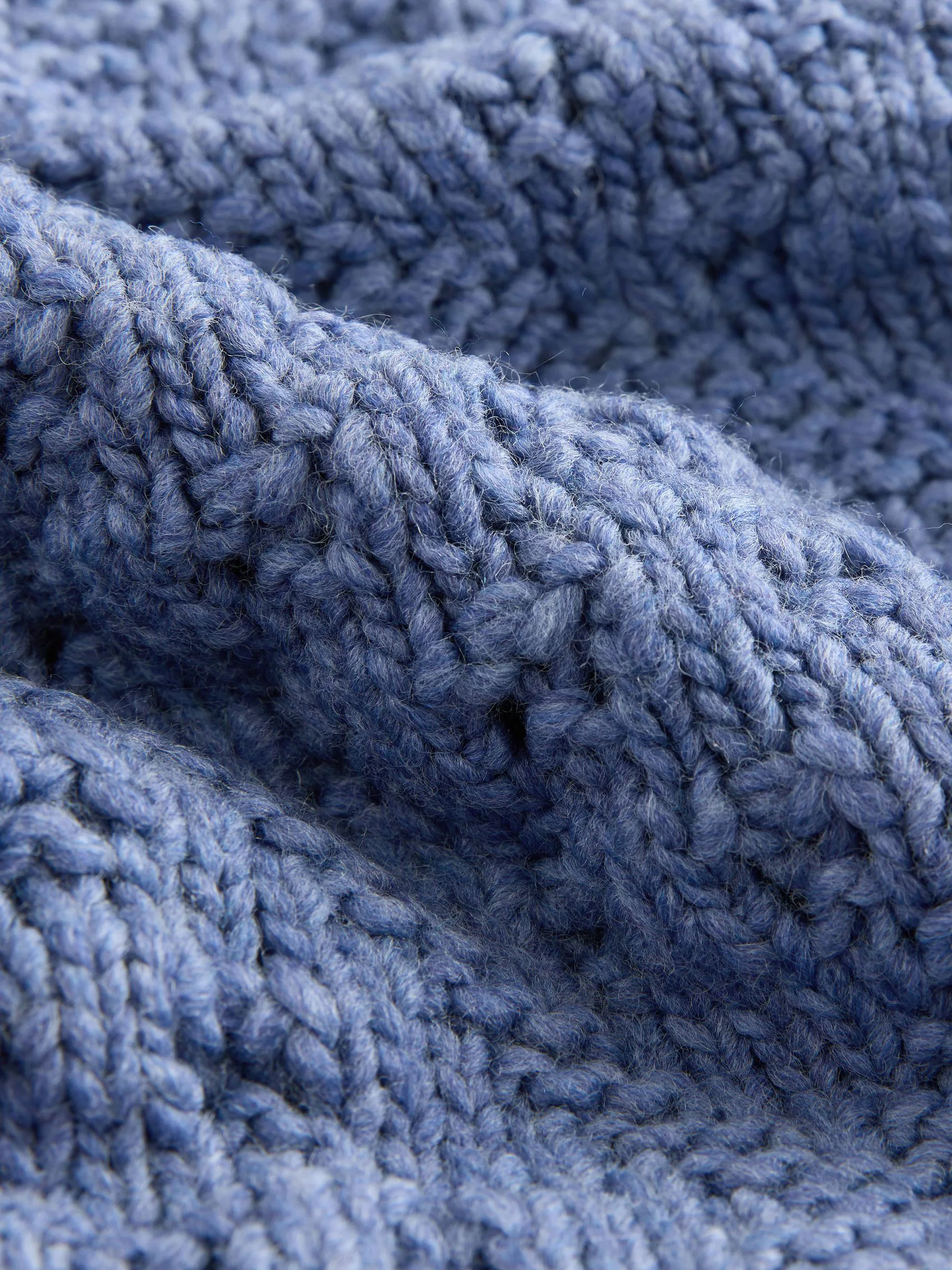 Blauwe wassing - Trui met rucheskraag, steekdetails en wol