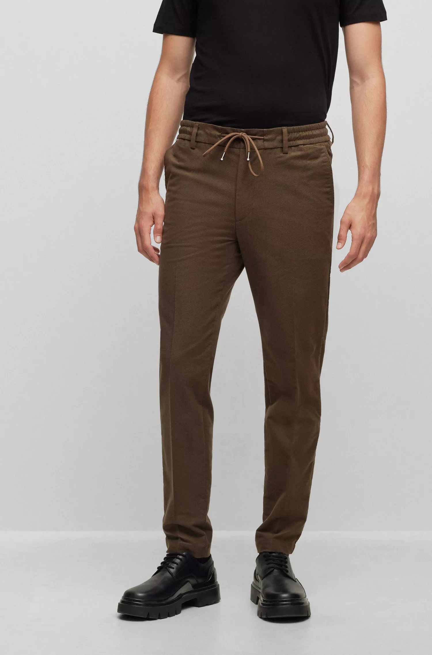 Calça BOSS preta, corte slim, em sarja de algodão misto.