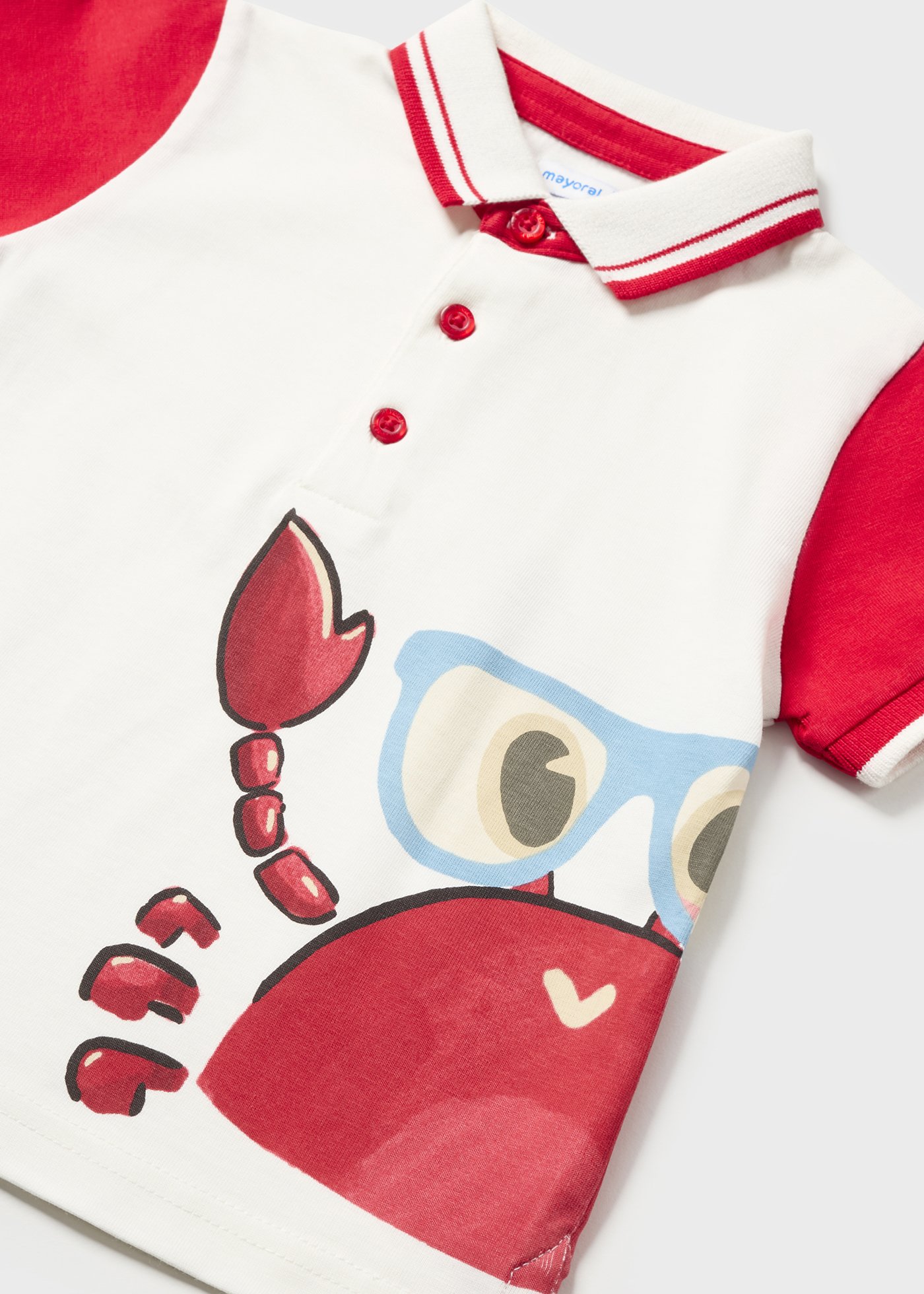 Camisa polo lisa de malha para bebê, feita de algodão sustentável.