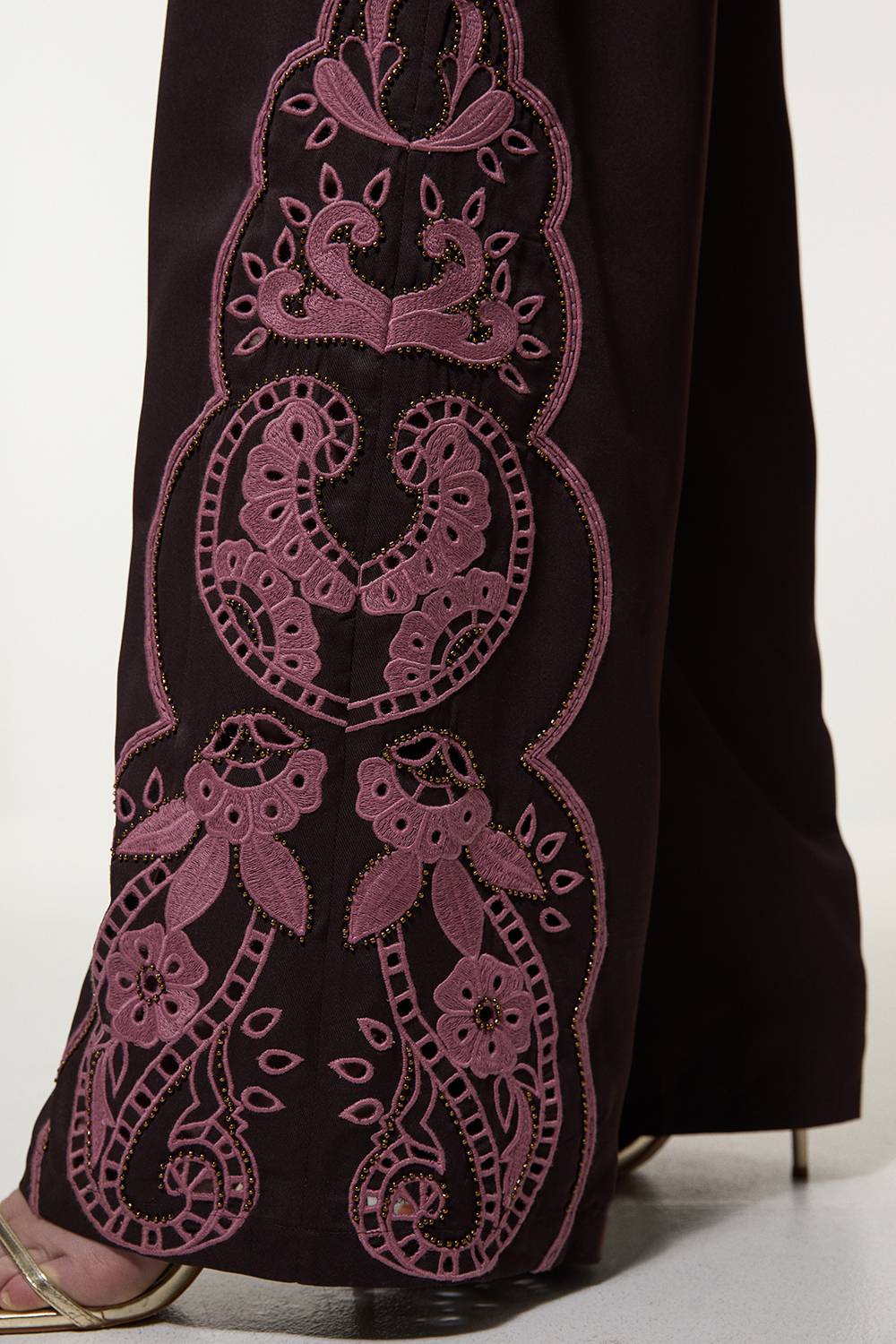 KarenMillen Pantalon tissé à jambes larges pour grandes tailles orné de découpes et de perles en sergé