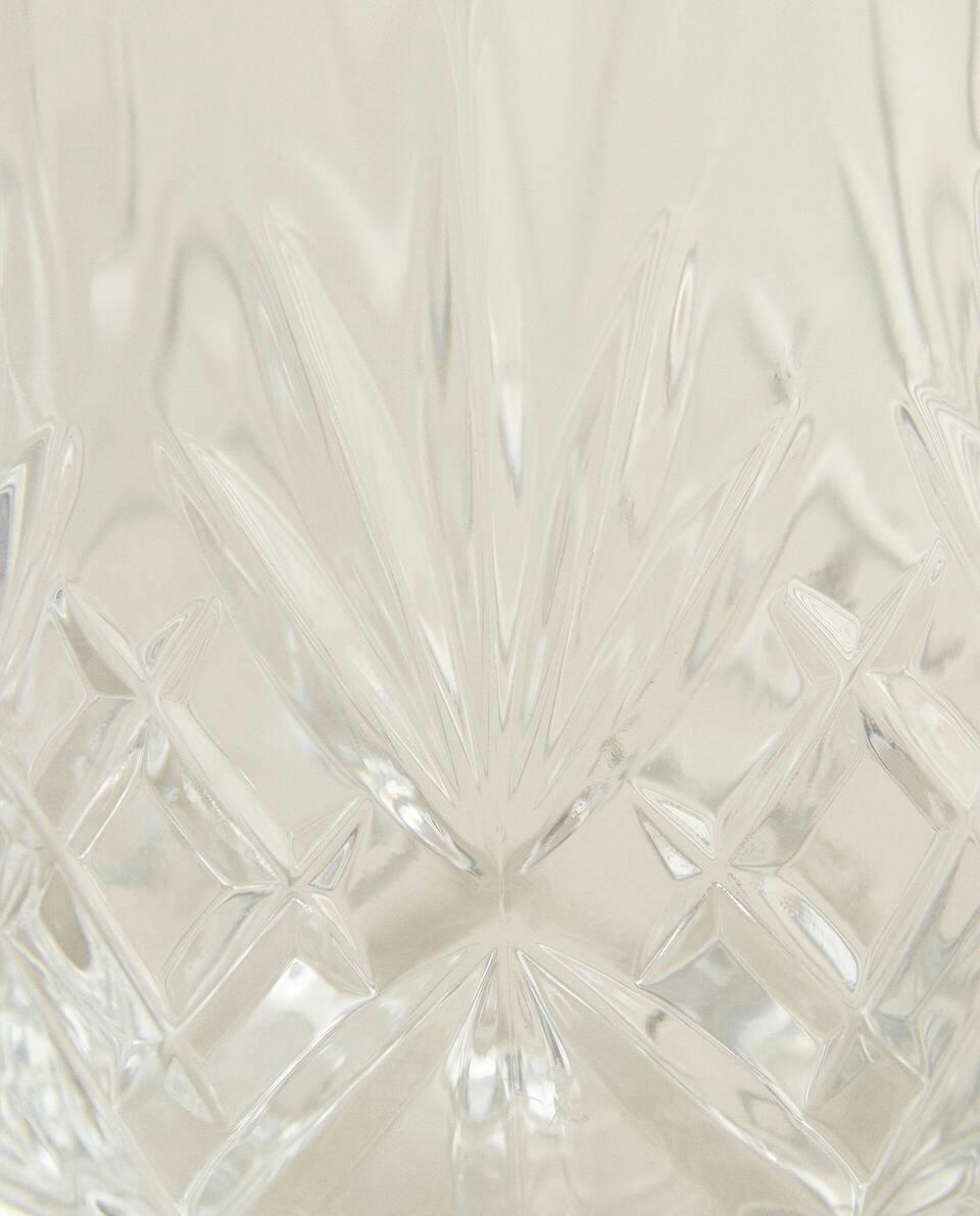 Copo de cristal com design em relevo