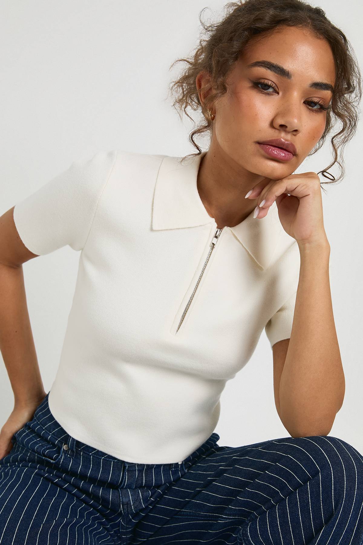 boohoo Haut court en maille compacte à col zippé et manches courtes