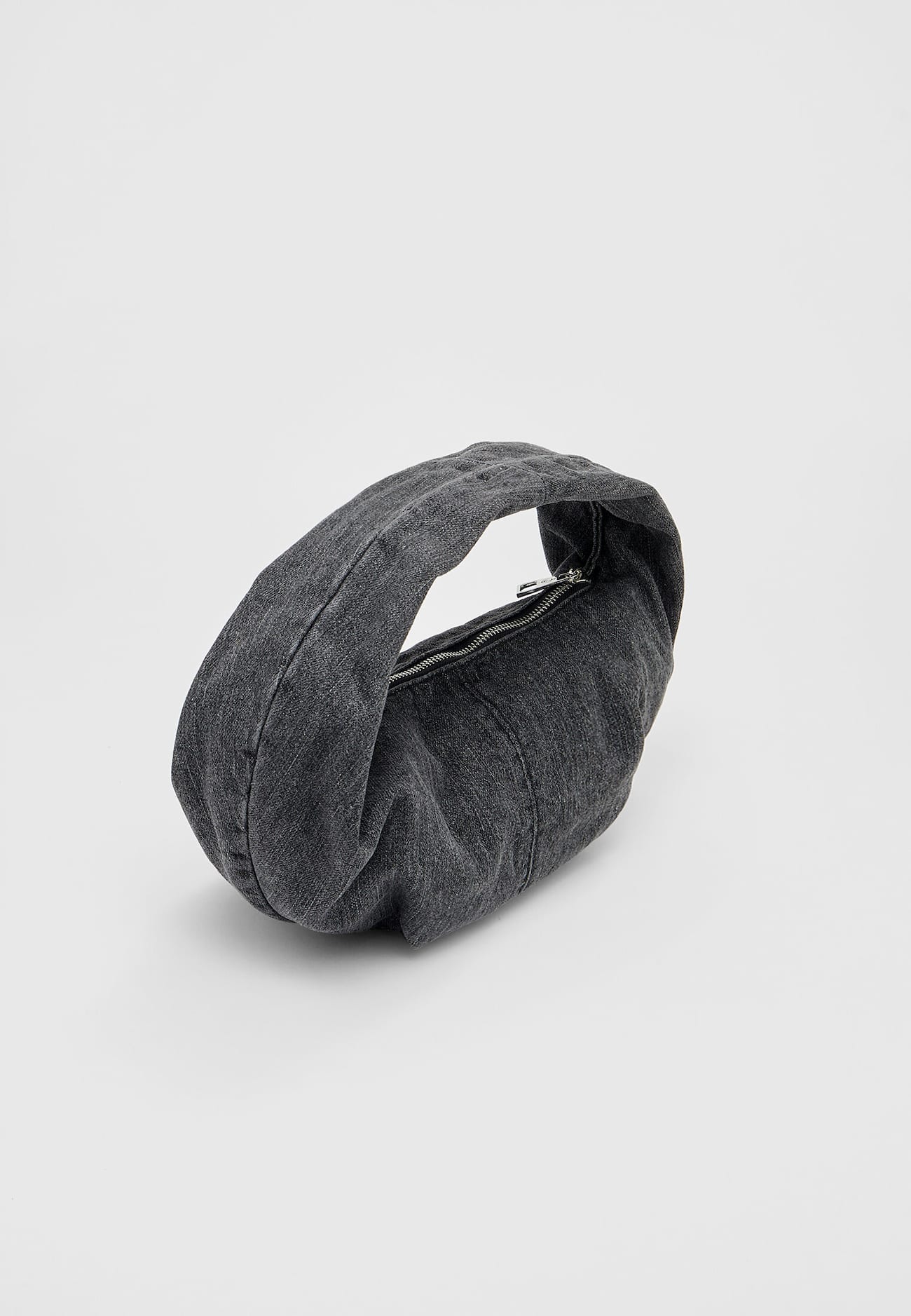 Bolsa meia-lua de jeans