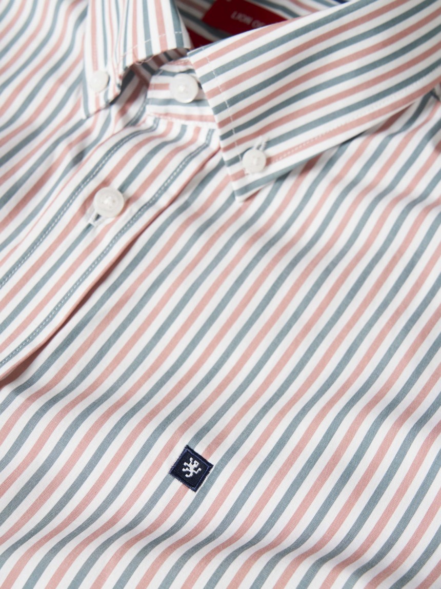 Camisa regular fit às riscas