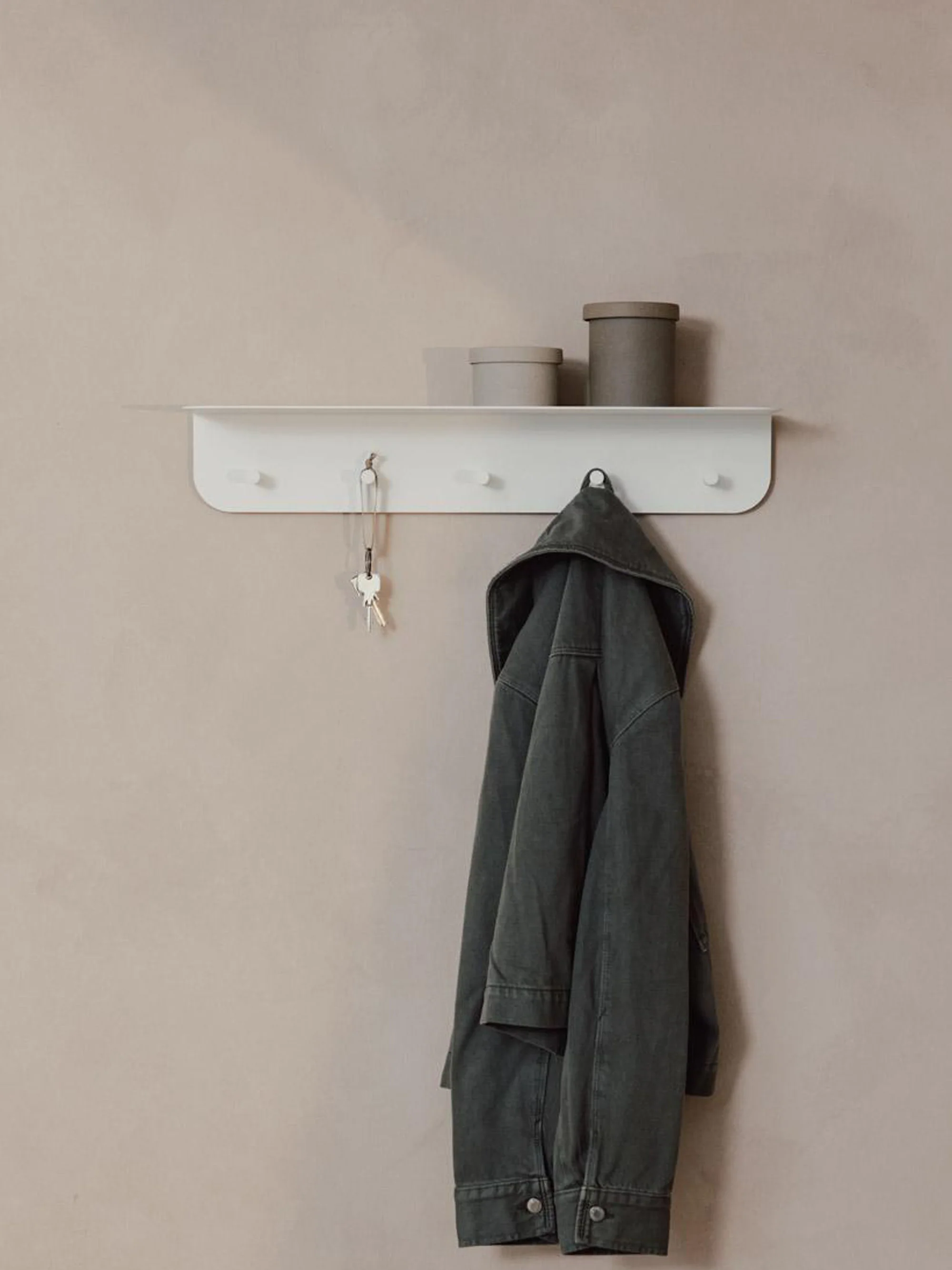 Metalen wandrek Malou met haken en hoedenplank