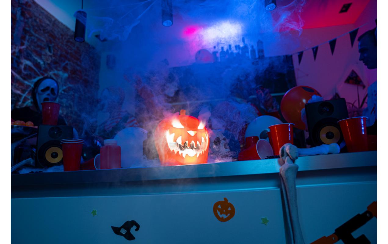 Nebelmaschine S553L Halloween SetNebelmaschine mit RGB LEDs und Halloween Kürbis Aufsatz