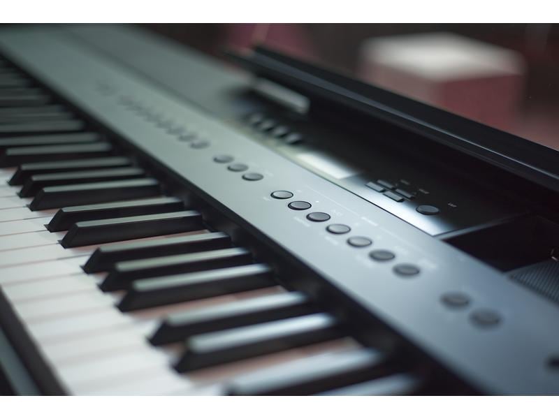 Kawai E-Piano ES-920 – Schwarz Digitalpiano mit Flügelanschlag und -ton sowie Bluetooth- und USB-Anschlussmöglichkeit