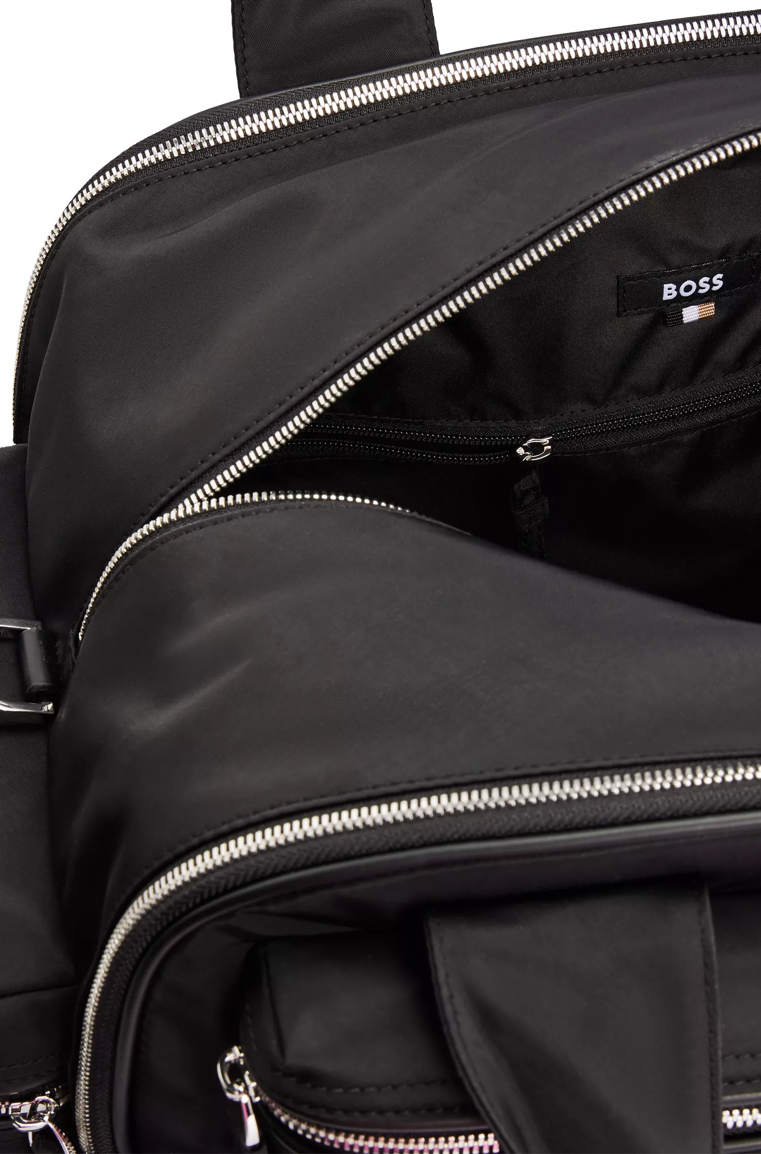 Bolsa de viagem BOSS preta com vários bolsos e placa com o logotipo polido.