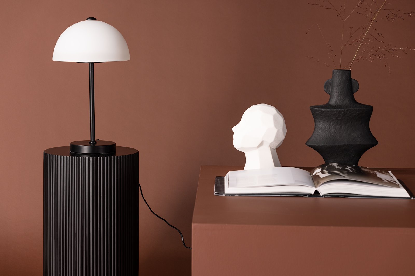 Ferrand bordlampe Sort med hvit glass skjerm