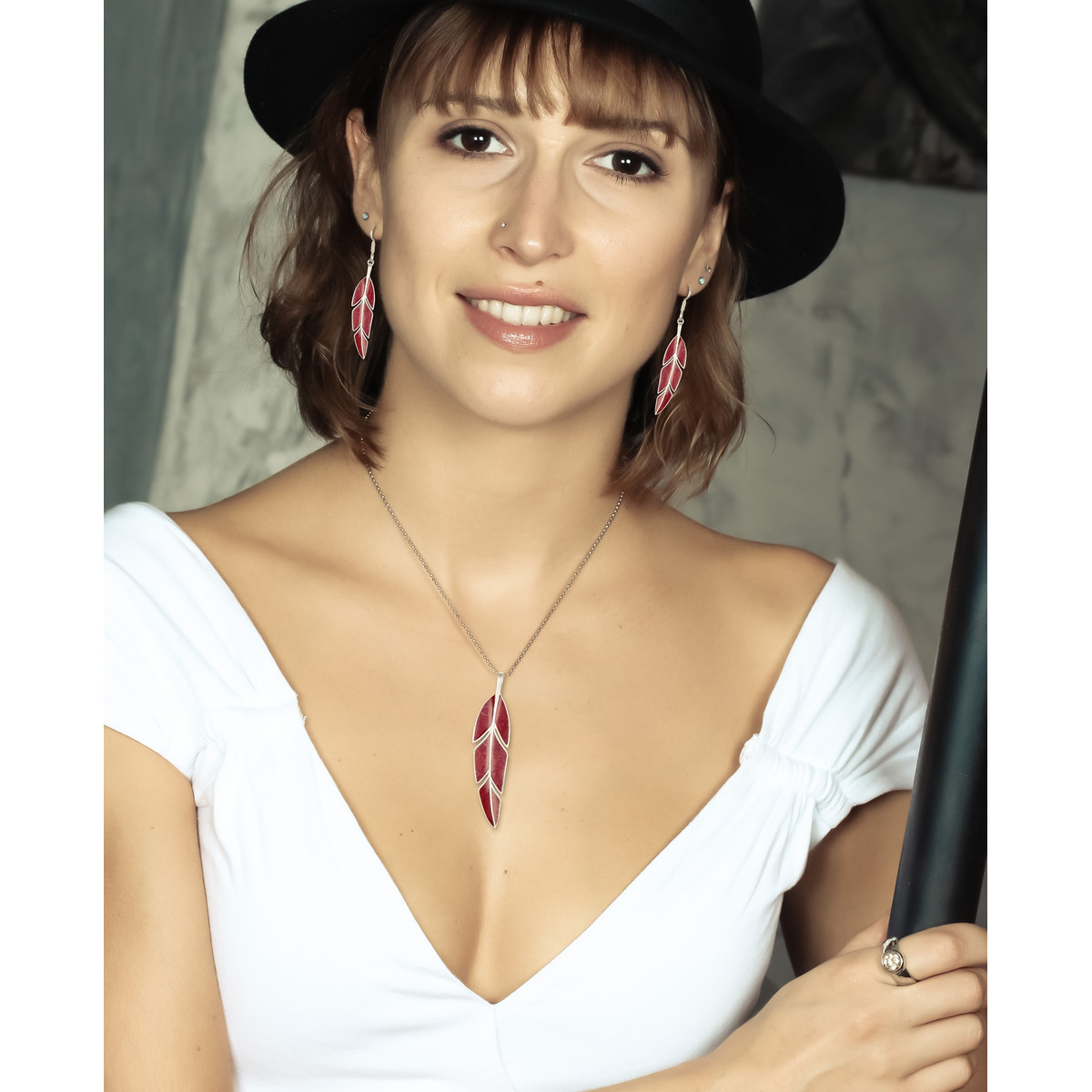 Bijoux de créateurs en argent, des boucles d'oreille-corail rouge-feuilles de bananier-Femme-rouge-disponible en parure avec le pendentif assorti