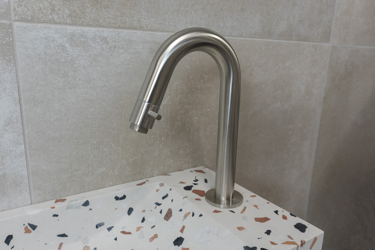 Saniclear Terrazzo fonteinset met gebogen kraan in RVS