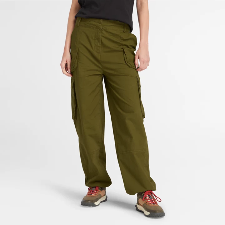 Calça utilitária feminina em tecido plano na cor verde-escura.