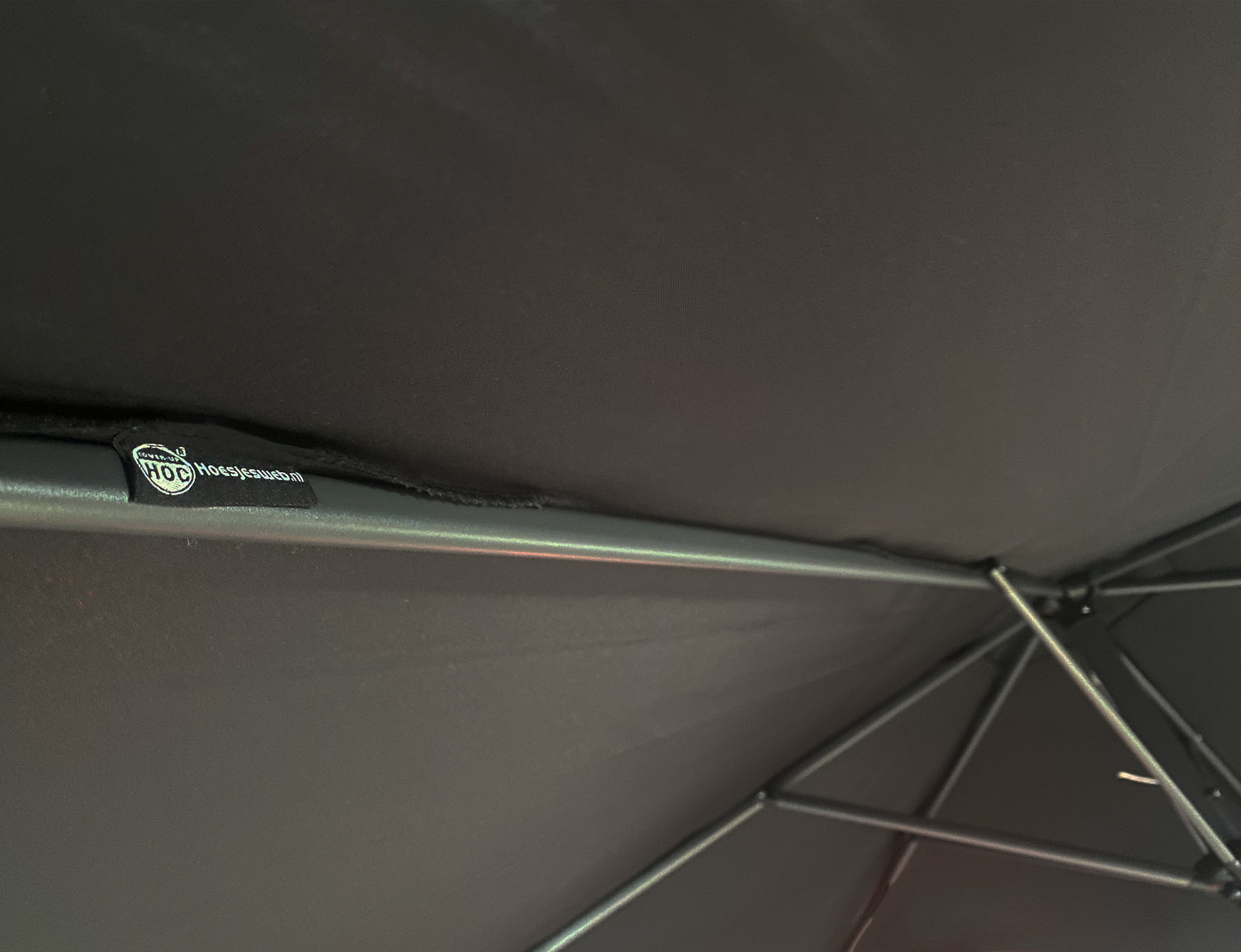 CUHOC Parasol grijs Ø3m met Redlabel parasolhoes en voet