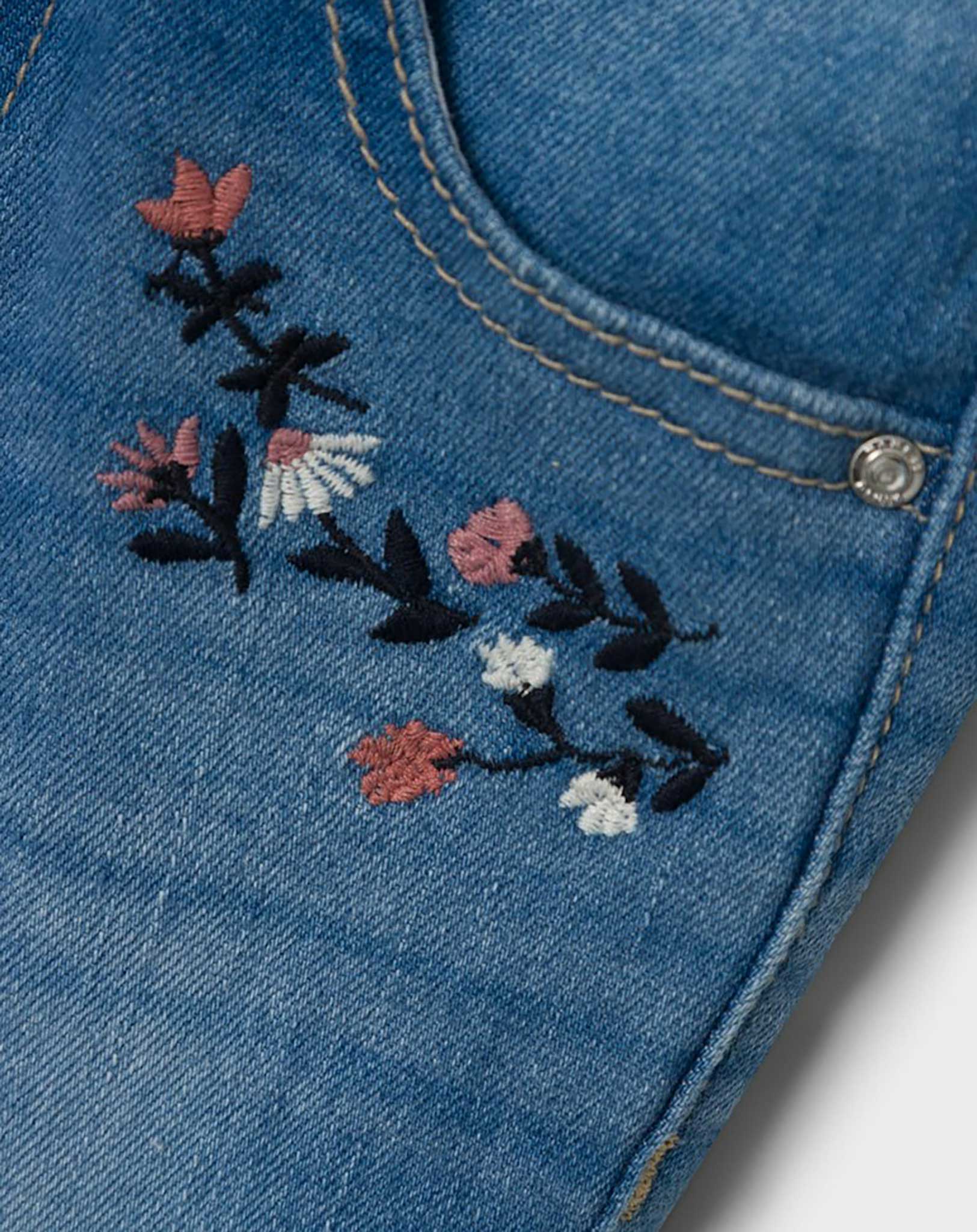Jeans NMFSALLI SLIM FLOWERS in medium blue denim
