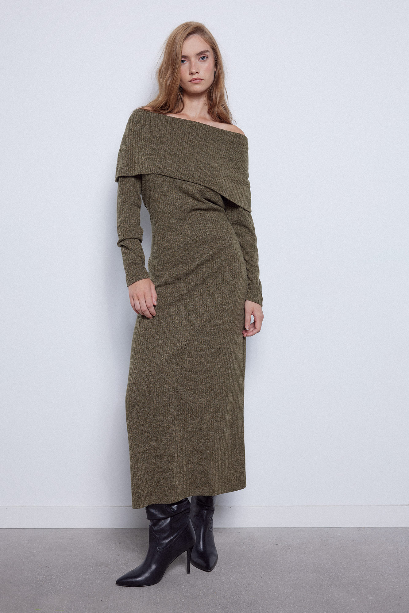 Vestido longo com gola alta